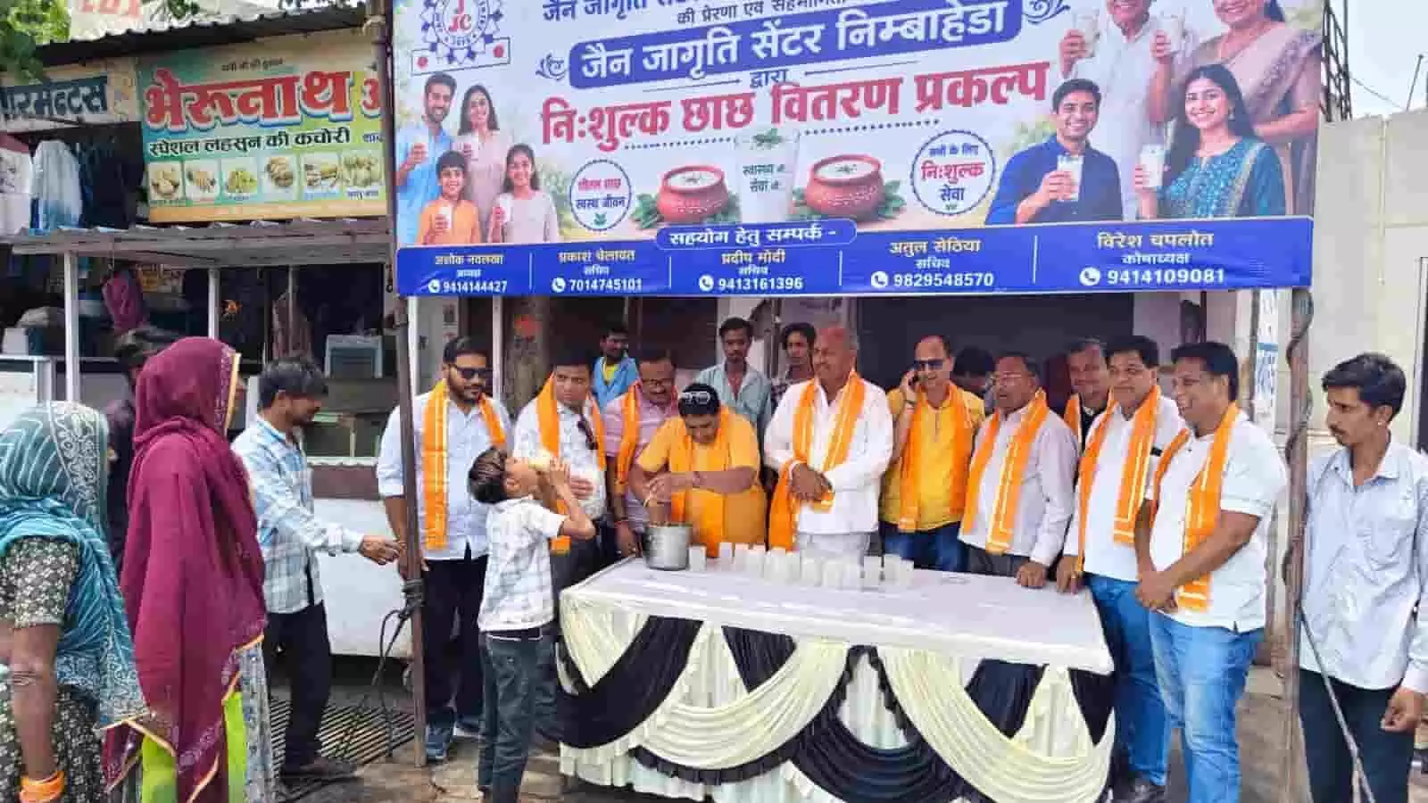 निम्बाहेड़ा के शेखावत सर्कल पर जैन जागृति सेंटर के सदस्य राहगीरों को नि:शुल्क छाछ वितरित करते हुए। निम्बाहेड़ा के शेखावत सर्कल पर जैन जागृति सेंटर के सदस्य राहगीरों को नि:शुल्क छाछ वितरित करते हुए।