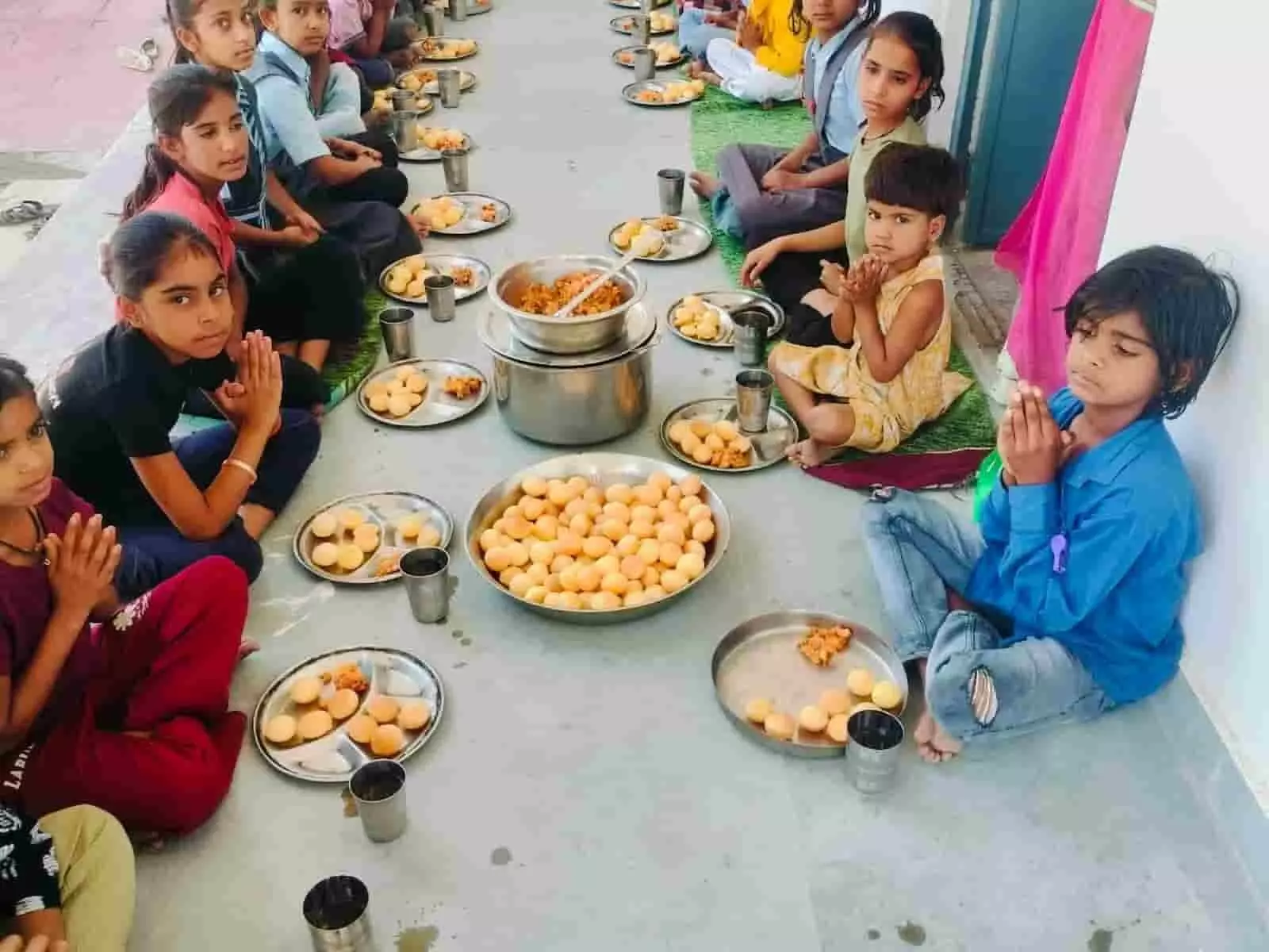 राजकीय प्राथमिक विद्यालय आगरीया वाडा में जमीन पर बैठकर पानी पूरी खाते हुए स्कूली बच्चे