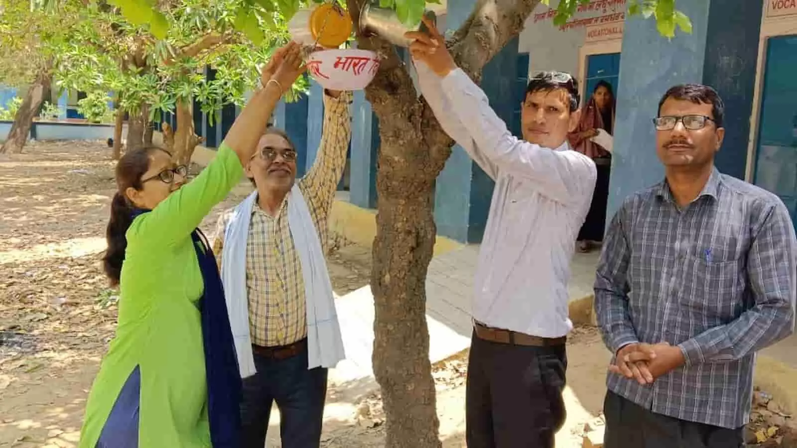 भुसावर के राजकीय बालिका विद्यालय में पेड़ पर पानी का परिंडा बांधते भारत विकास परिषद के सदस्य। भुसावर के राजकीय बालिका विद्यालय में पेड़ पर पानी का परिंडा बांधते भारत विकास परिषद के सदस्य।