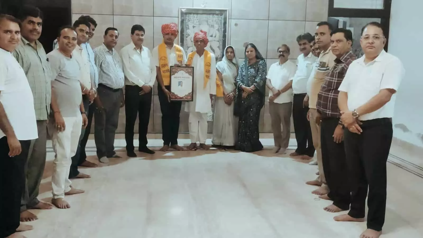 आरएएस परीक्षा में चयनित अभ्यर्थियों का सम्मान करते ब्राह्मण महासंघ और परशुराम सेना के सदस्य। आरएएस परीक्षा में चयनित अभ्यर्थियों का सम्मान करते ब्राह्मण महासंघ और परशुराम सेना के सदस्य।