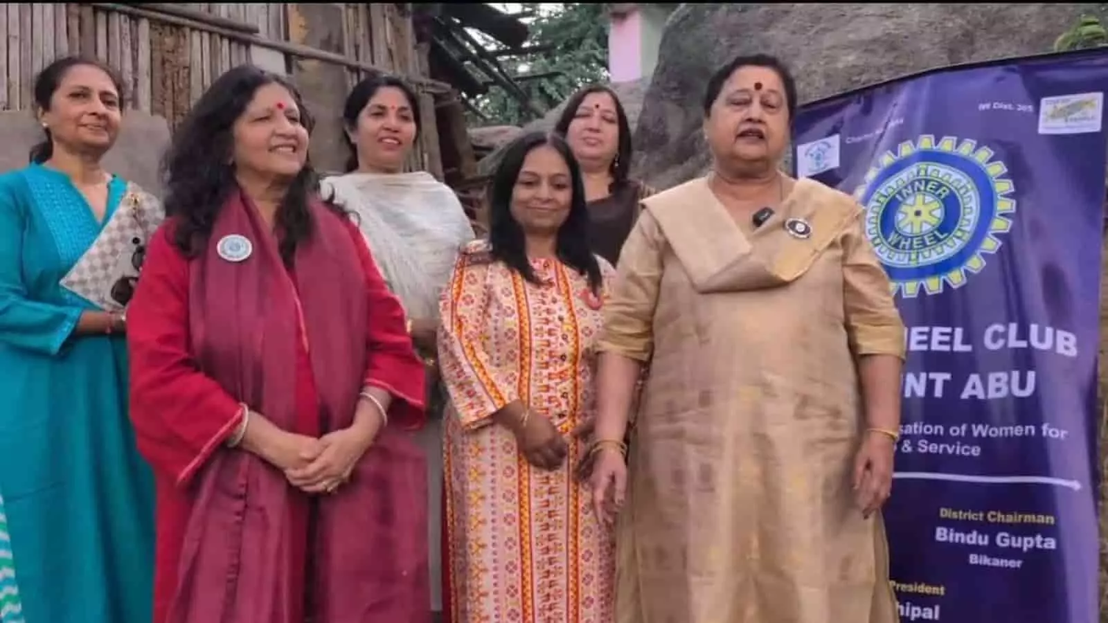 माउंट आबू में इनर व्हील क्लब की सदस्य और कुलपति सुधि राजीव सामाजिक सेवा कार्यक्रम के दौरान खड़ी हैं। माउंट आबू में इनर व्हील क्लब की सदस्य और कुलपति सुधि राजीव सामाजिक सेवा कार्यक्रम के दौरान खड़ी हैं।