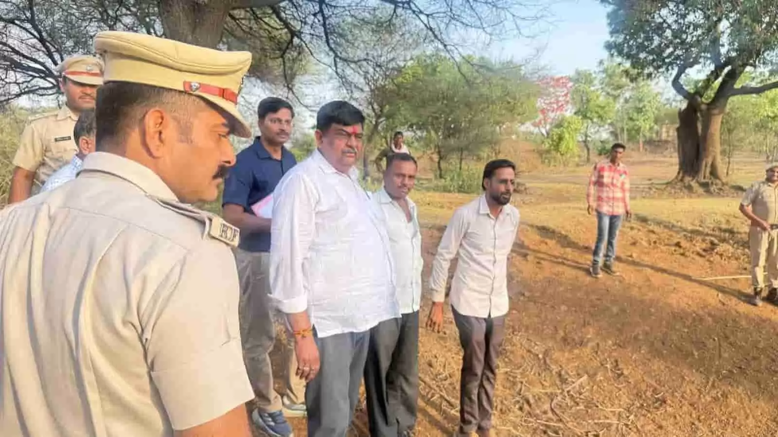 प्रतापगढ़ के गंधेर में चंदन वन साइट का निरीक्षण करते वन मंत्री और अधिकारी। प्रतापगढ़ के गंधेर में चंदन वन साइट का निरीक्षण करते वन मंत्री और अधिकारी।