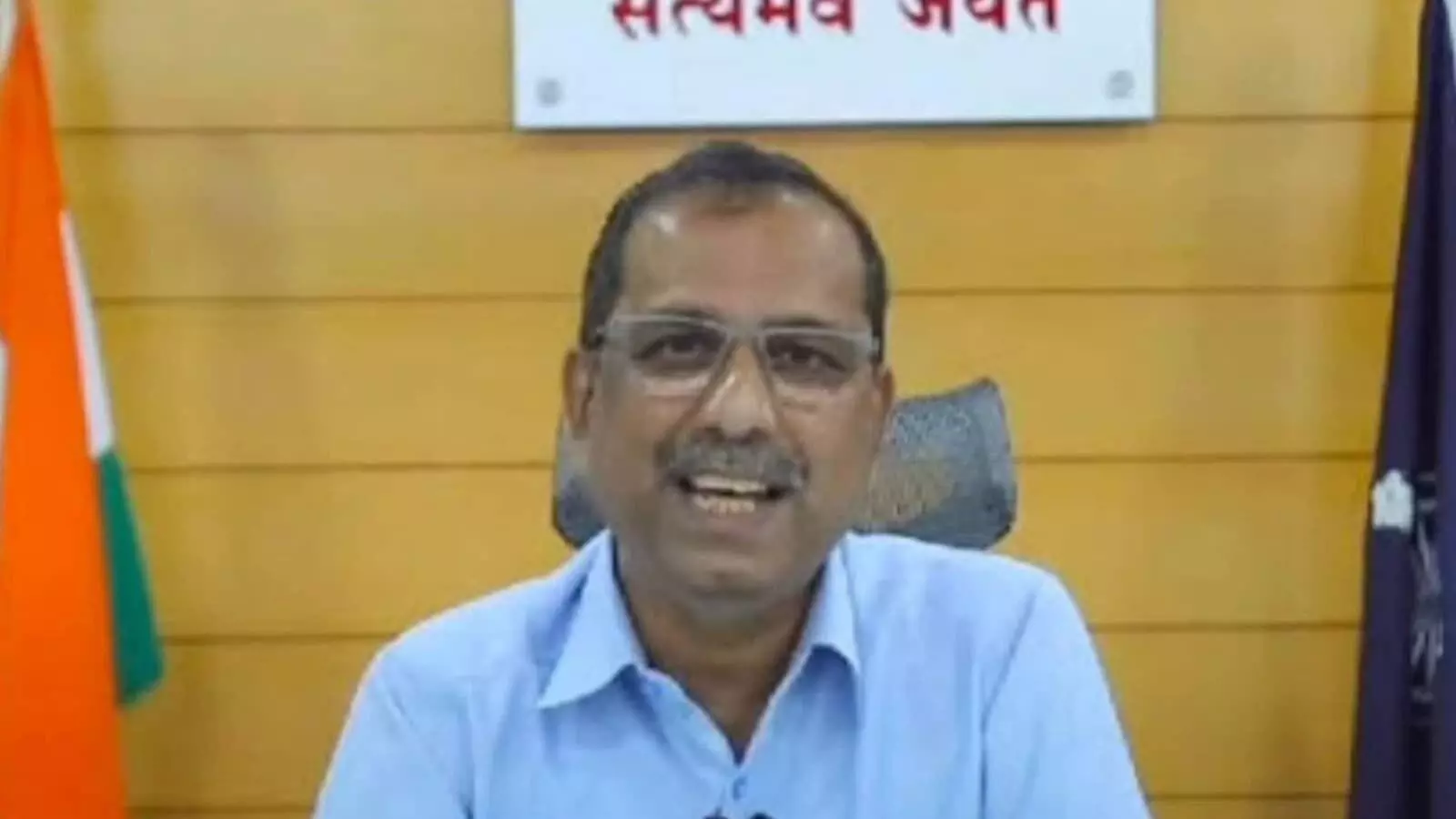 लातूर में पुलिस टीम द्वारा गिरफ्तार किए गए बीड के पूर्व जिलाधिकारी अविनाश पाठक की फाइल फोटो। लातूर में पुलिस टीम द्वारा गिरफ्तार किए गए बीड के पूर्व जिलाधिकारी अविनाश पाठक की फाइल फोटो।