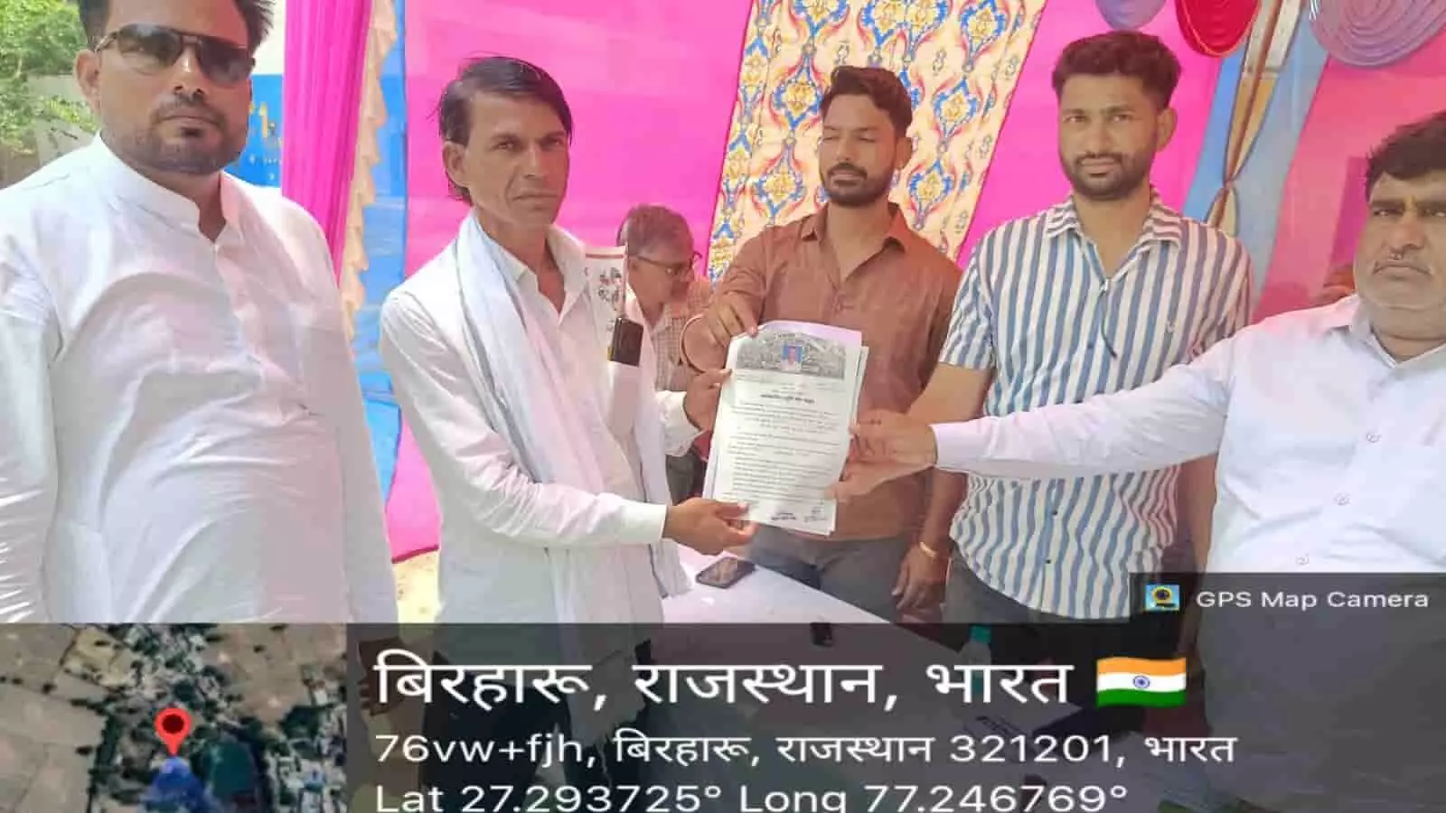 बिरहरू राजस्थान में ग्राम रथ अभियान के दौरान अधिकारी लाभार्थी को आवासीय पट्टा सौंपते हुए। बिरहरू राजस्थान में ग्राम रथ अभियान के दौरान अधिकारी लाभार्थी को आवासीय पट्टा सौंपते हुए।