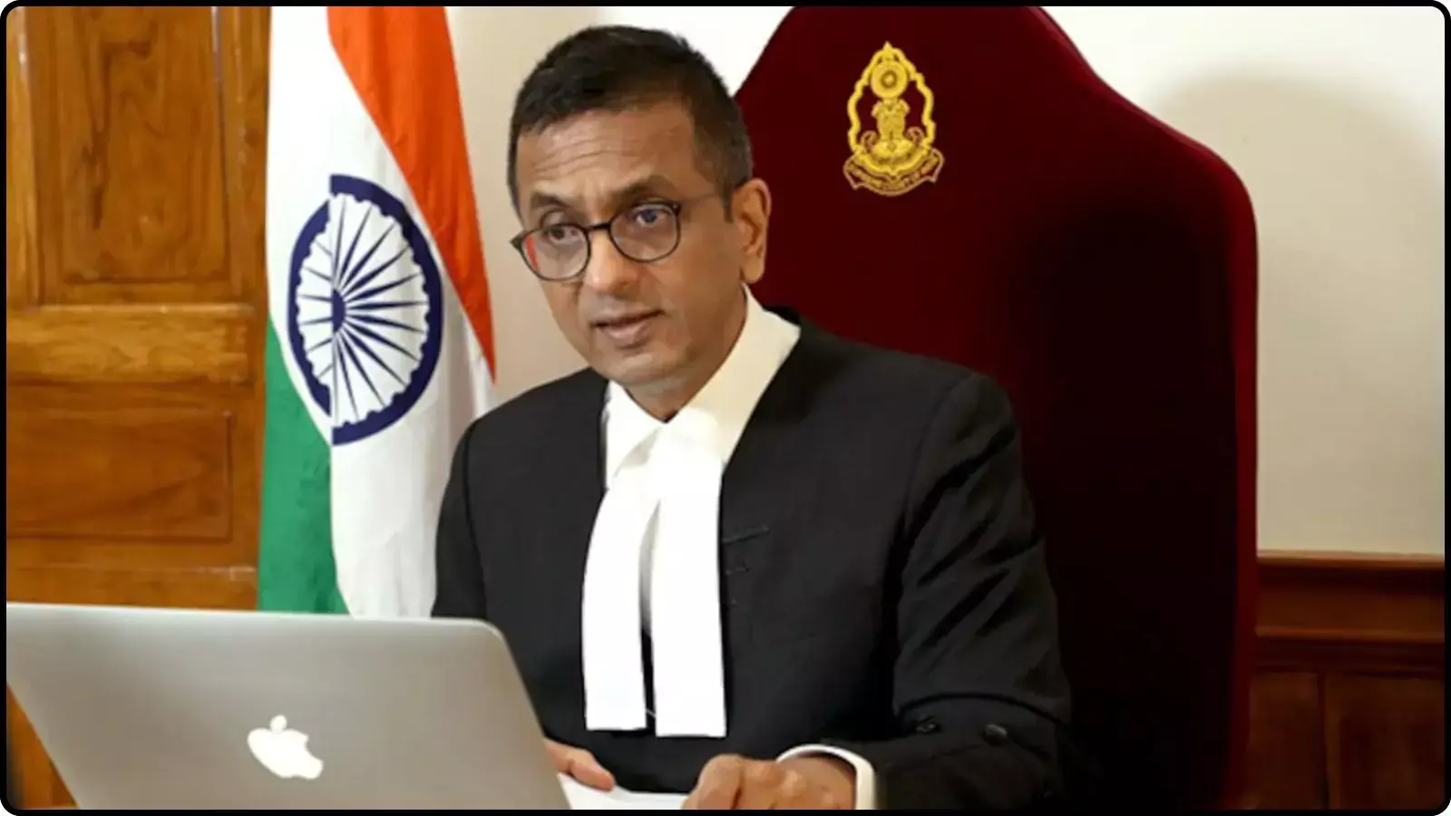 लैपटॉप के सामने बैठे हुए पूर्व मुख्य न्यायाधीश डीवाई चंद्रचूड़ सुप्रीम कोर्ट में मध्यस्थता प्रक्रिया के संदर्भ में।