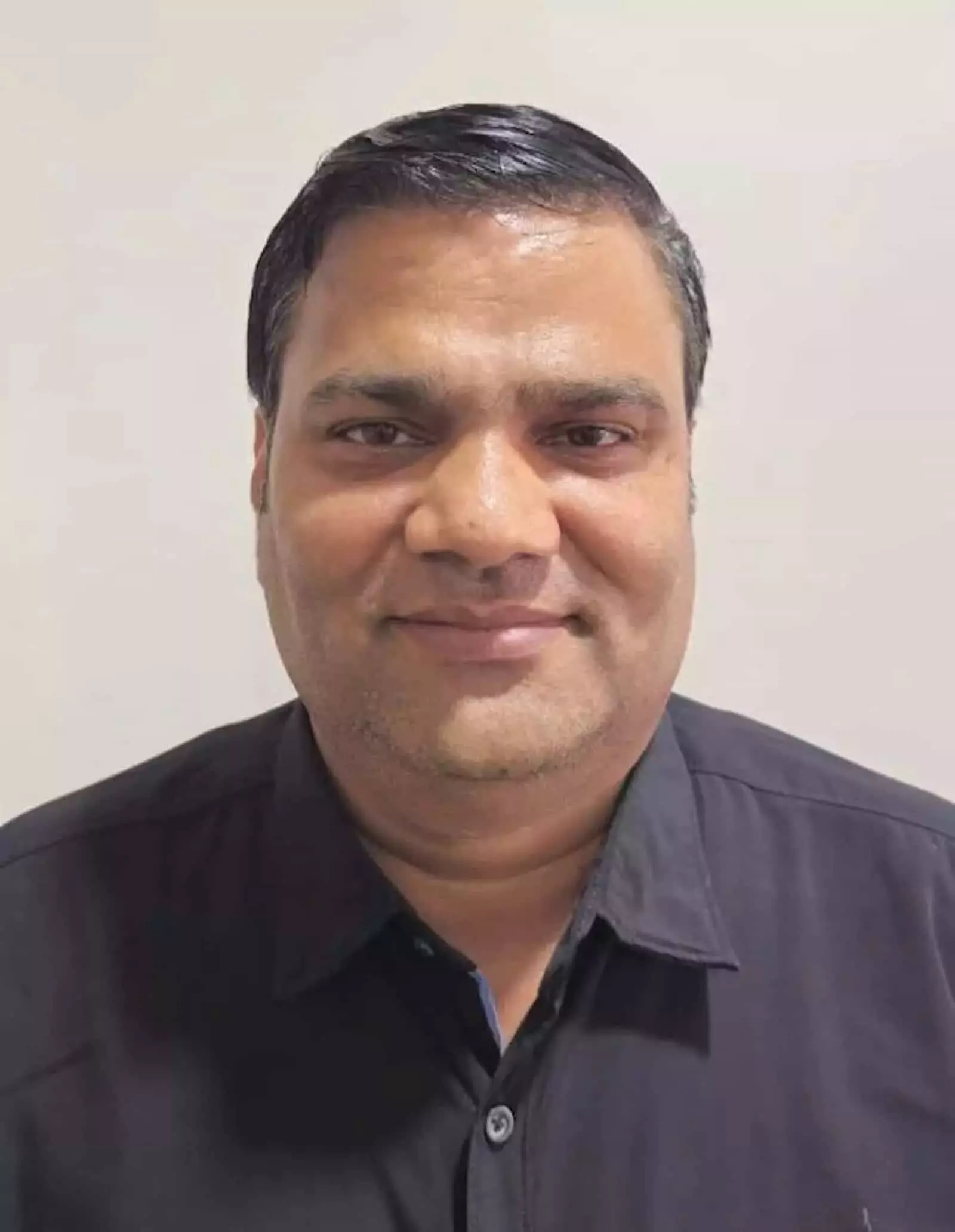 दिवंगत दिनेश बोहरा की तस्वीर जिन्हें बड़ोदरा सड़क हादसे के संदर्भ में समाचार में दिखाया गया है। दिवंगत दिनेश बोहरा की तस्वीर जिन्हें बड़ोदरा सड़क हादसे के संदर्भ में समाचार में दिखाया गया है।