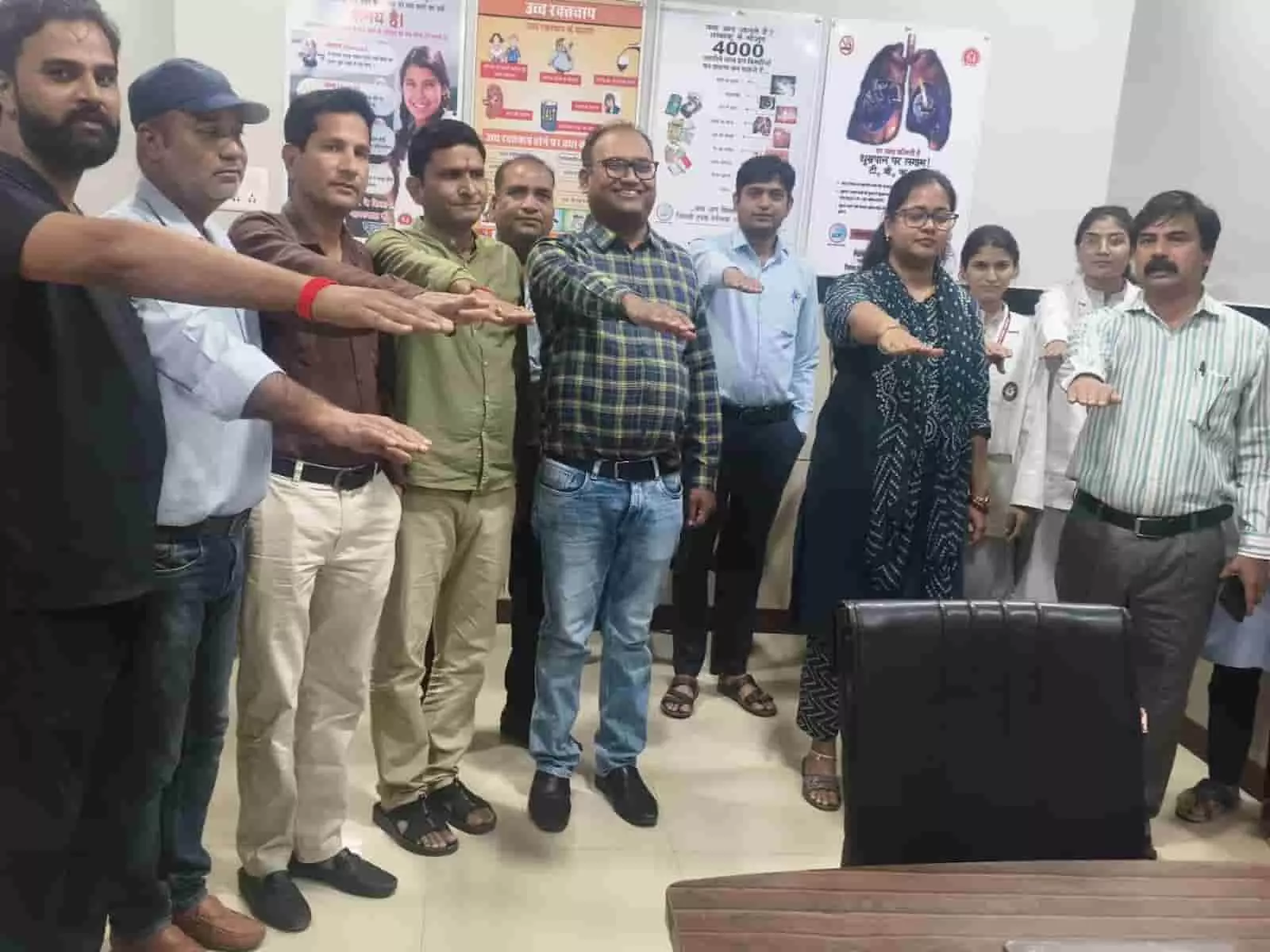 निंबाहेड़ा जिला अस्पताल के डॉक्टर और नर्सिंग स्टाफ अग्नि सुरक्षा की शपथ लेते हुए। निंबाहेड़ा जिला अस्पताल के डॉक्टर और नर्सिंग स्टाफ अग्नि सुरक्षा की शपथ लेते हुए।