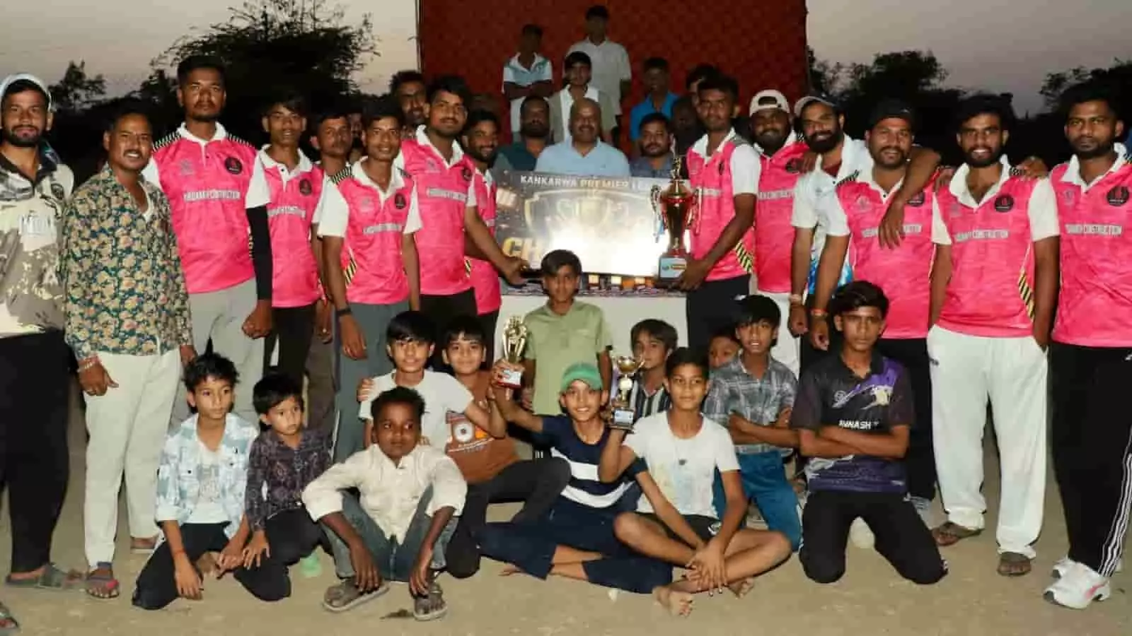 कांकरवा में क्रिकेट प्रतियोगिता के समापन पर विजेता टीम के खिलाड़ी अतिथियों के साथ मंच पर ट्रॉफी पकड़े हुए। कांकरवा में क्रिकेट प्रतियोगिता के समापन पर विजेता टीम के खिलाड़ी अतिथियों के साथ मंच पर ट्रॉफी पकड़े हुए।