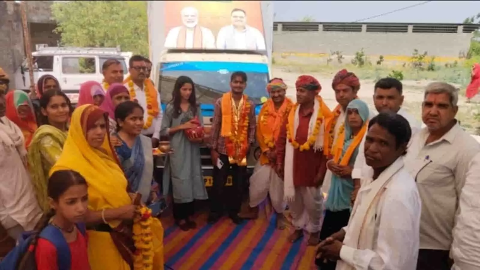 भूपालनगर के अटल सेवा केंद्र में ग्राम रथ के सामने सरकारी अधिकारी और ग्रामीण जन उपस्थित। भूपालनगर के अटल सेवा केंद्र में ग्राम रथ के सामने सरकारी अधिकारी और ग्रामीण जन उपस्थित।