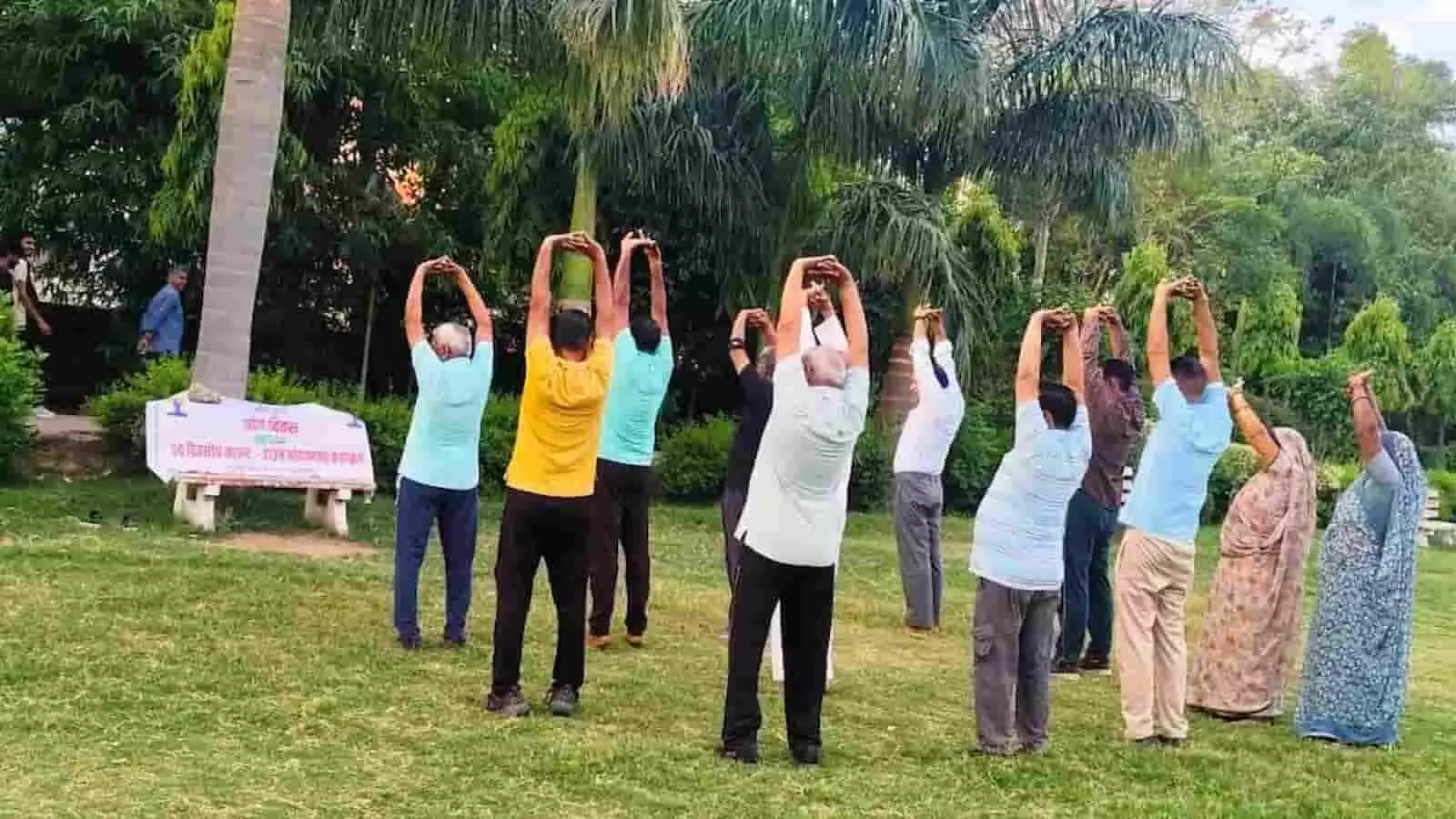 सवाई माधोपुर के सार्वजनिक पार्क में योग विशेषज्ञों के मार्गदर्शन में योगाभ्यास करते स्थानीय नागरिक।