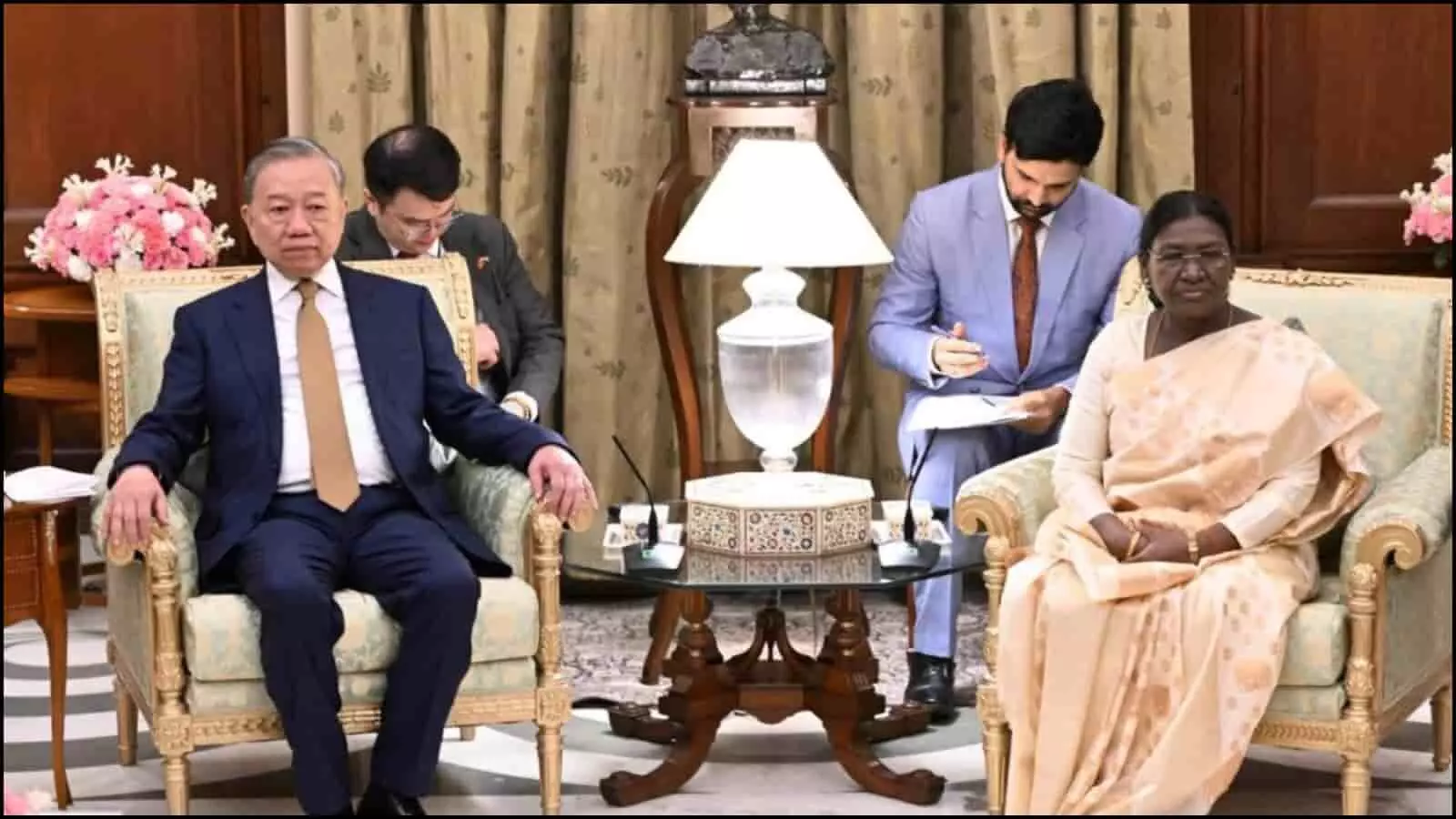 कुर्सी पर बैठे वियतनाम के राष्ट्रपति तो लाम और राष्ट्रपति द्रौपदी मुर्मु राष्ट्रपति भवन में औपचारिक वार्ता के दौरान।