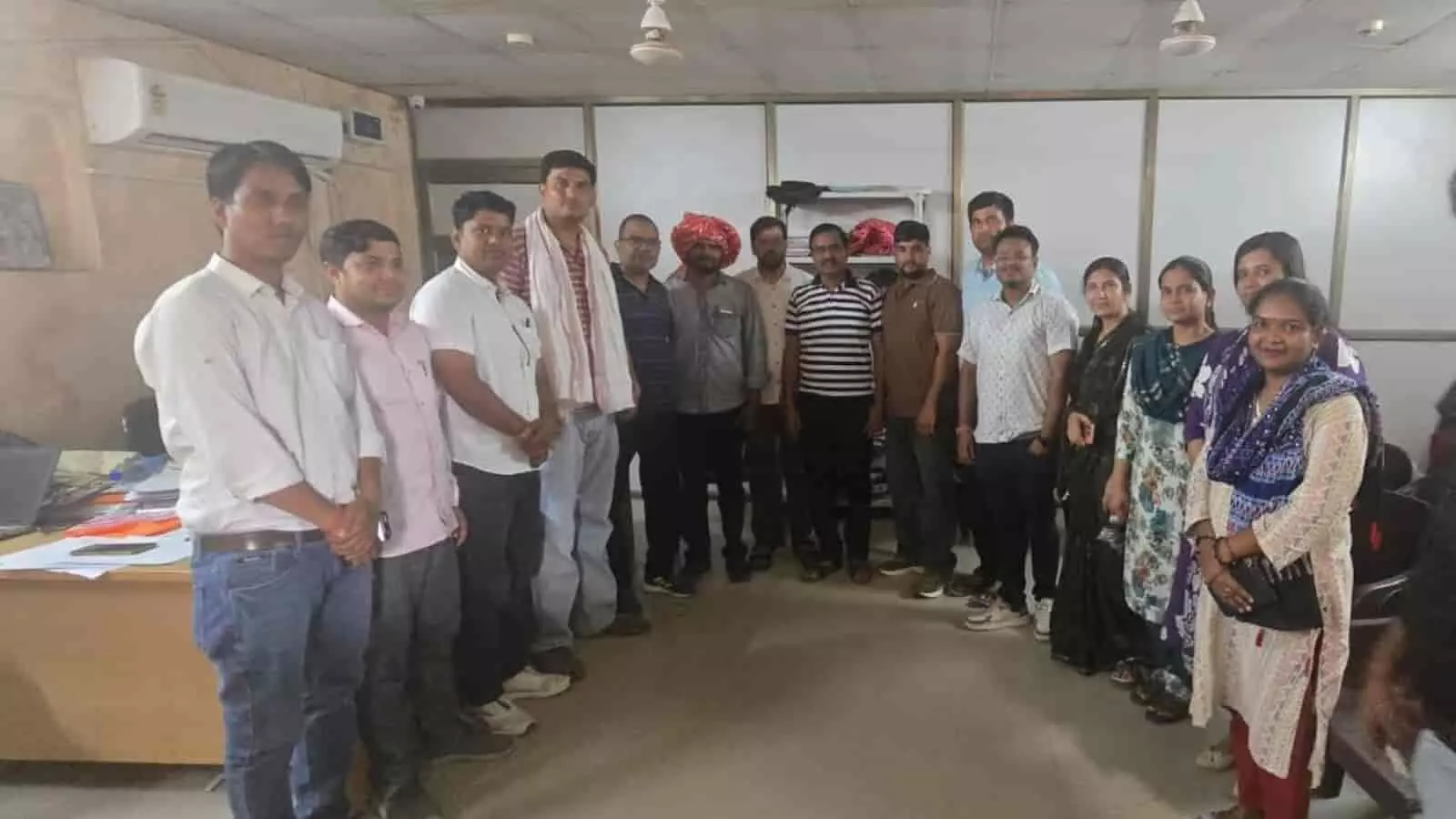हिंडौन उपखंड कार्यालय में नवनियुक्त अध्यक्ष पवन गुर्जर और अन्य पटवारी चुनाव संपन्न होने के बाद समूह में खड़े हैं। हिंडौन उपखंड कार्यालय में नवनियुक्त अध्यक्ष पवन गुर्जर और अन्य पटवारी चुनाव संपन्न होने के बाद समूह में खड़े हैं।