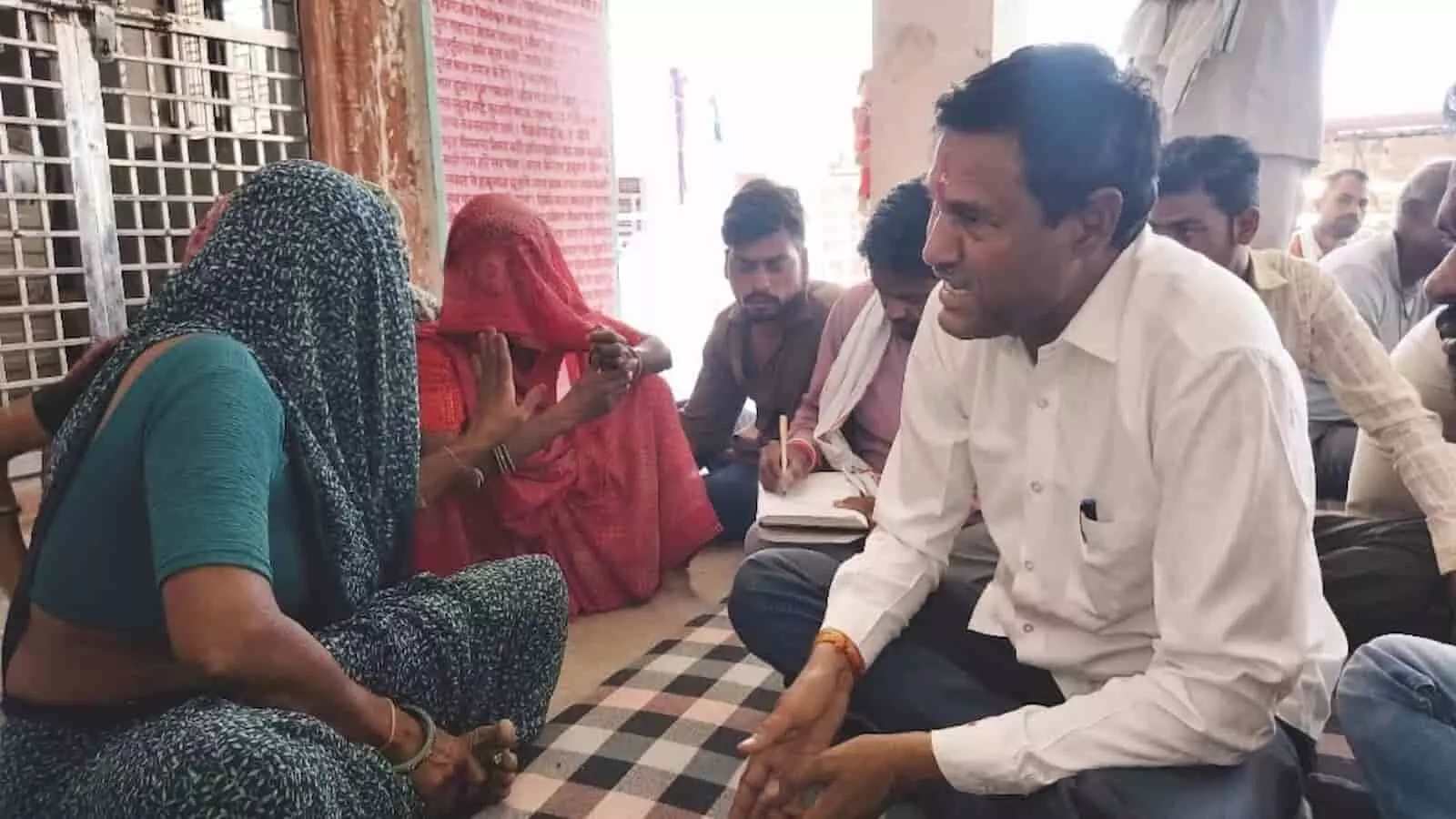 बारां-अटरू विधायक राधेश्याम बैरवा कवाई क्षेत्र के गांव में जमीन पर बैठकर महिला की समस्याएं सुन रहे हैं।