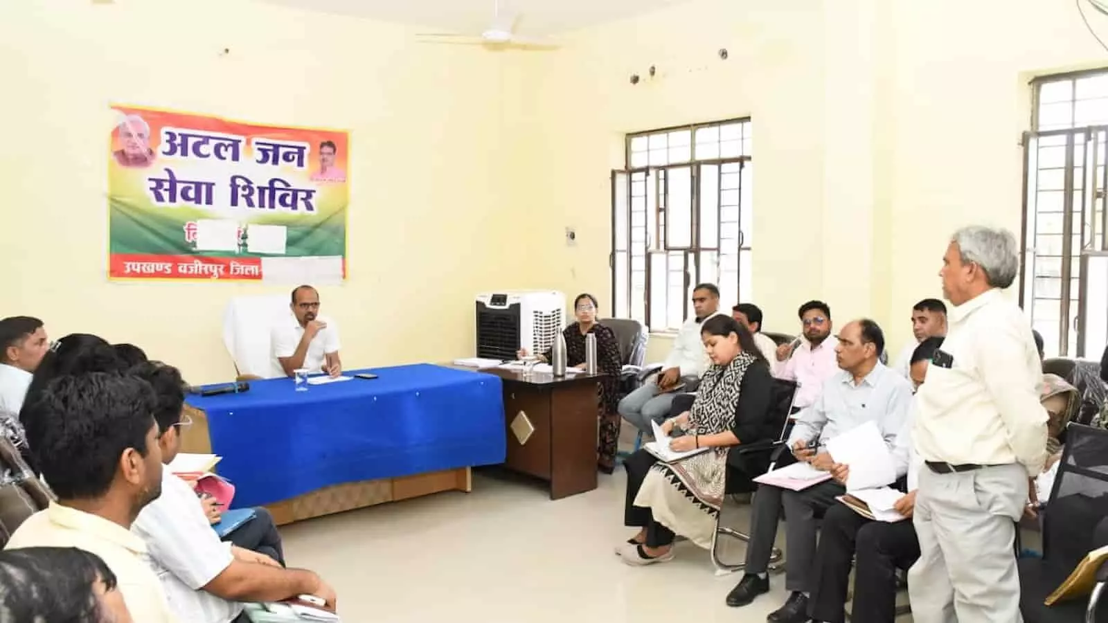 वजीरपुर उपखण्ड कार्यालय में अधिकारियों के साथ बैठक करते जिला कलक्टर काना राम और प्रशासनिक कर्मचारी। वजीरपुर उपखण्ड कार्यालय में अधिकारियों के साथ बैठक करते जिला कलक्टर काना राम और प्रशासनिक कर्मचारी।