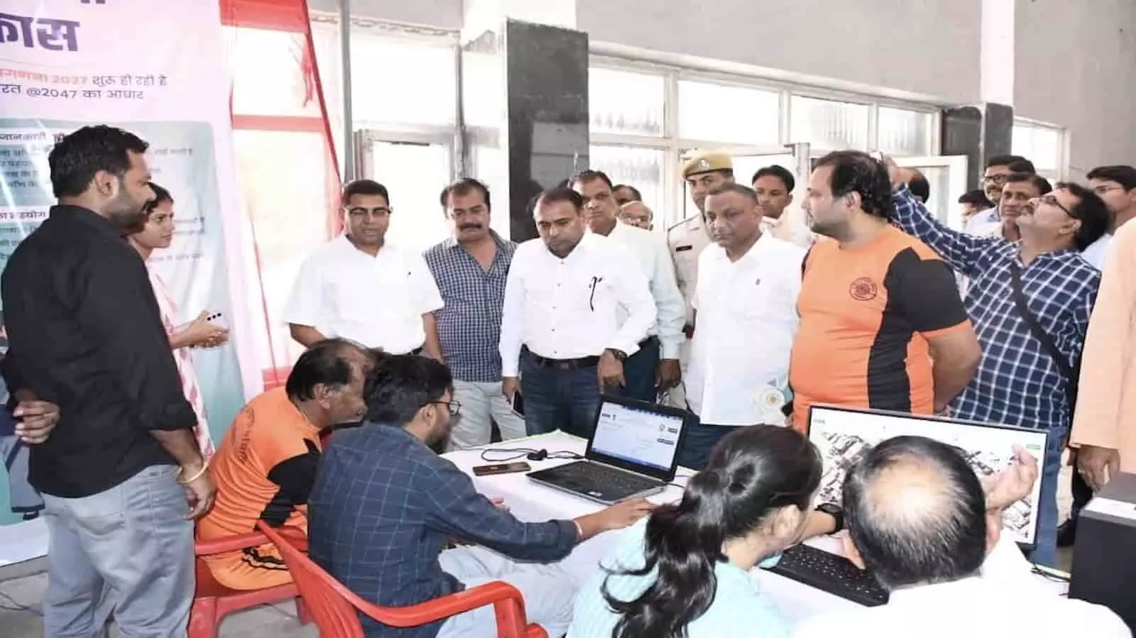 बारां कलेक्ट्रेट में कंप्यूटर पर जनगणना पोर्टल का अवलोकन करते जिला कलक्टर बालमुकुंद असावा और अन्य अधिकारी।