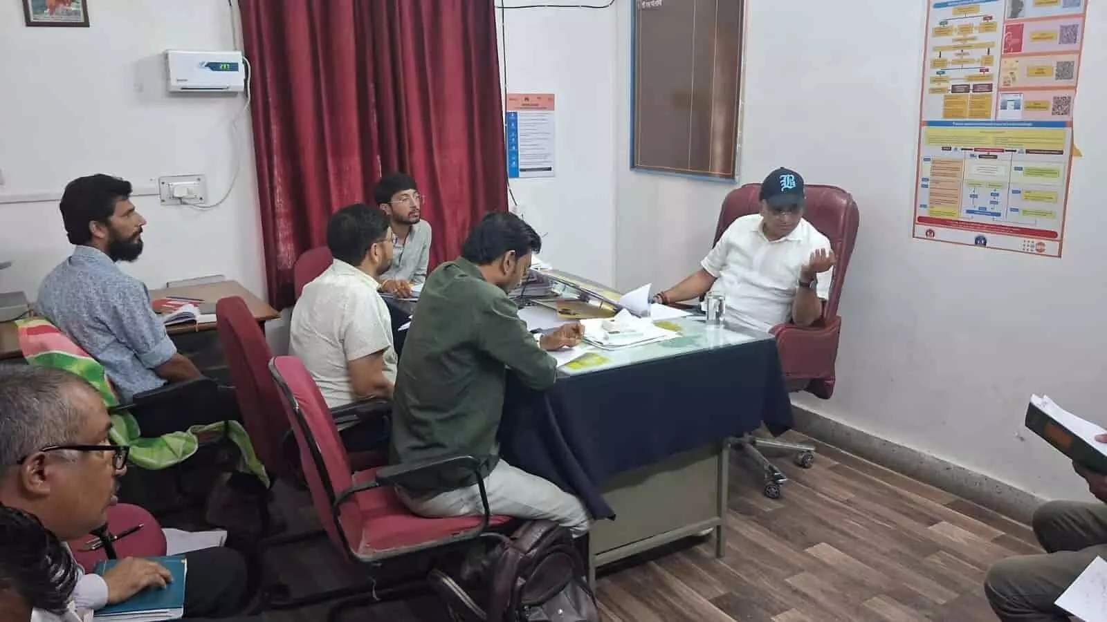 सिरोही सीएमएचओ कार्यालय में डॉ. दिनेश खराड़ी स्वास्थ्य कर्मियों के साथ टीबी मुक्त अभियान की बैठक करते हुए। सिरोही सीएमएचओ कार्यालय में डॉ. दिनेश खराड़ी स्वास्थ्य कर्मियों के साथ टीबी मुक्त अभियान की बैठक करते हुए।