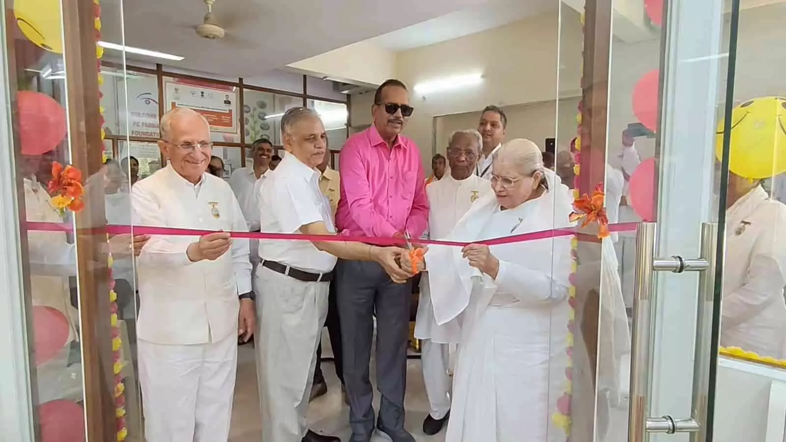 ग्लोबल नेत्र संस्थान आबूरोड में संतोष दीदी और अन्य अतिथि नए ऑप्टिकल आउटलेट का रिबन काटकर उद्घाटन कर रहे हैं। ग्लोबल नेत्र संस्थान आबूरोड में संतोष दीदी और अन्य अतिथि नए ऑप्टिकल आउटलेट का रिबन काटकर उद्घाटन कर रहे हैं।
