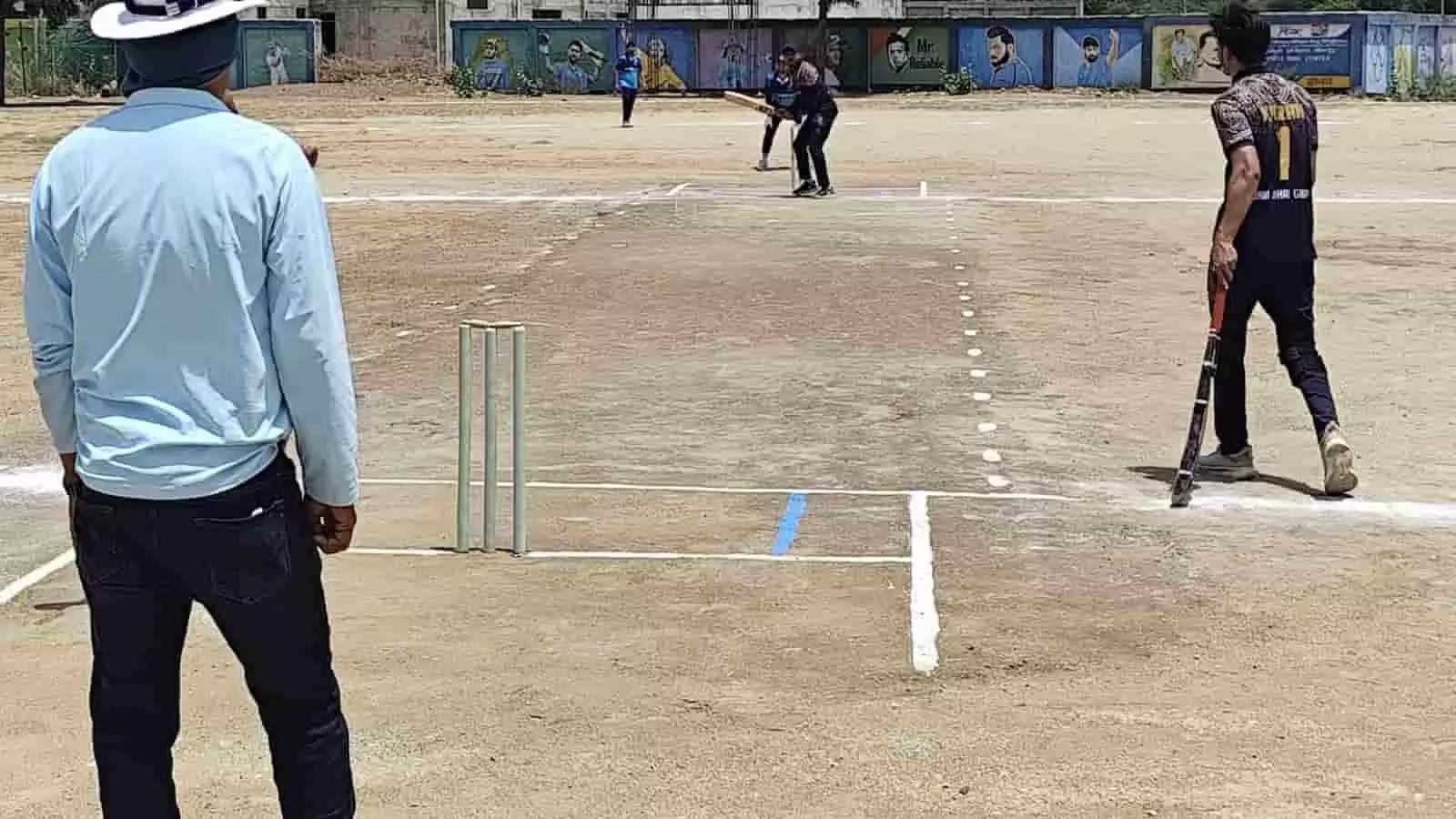 सिरोही के अरविंद पवेलियन खेल मैदान पर क्रिकेट मैच खेलते खिलाड़ी और अंपायर। सिरोही के अरविंद पवेलियन खेल मैदान पर क्रिकेट मैच खेलते खिलाड़ी और अंपायर।
