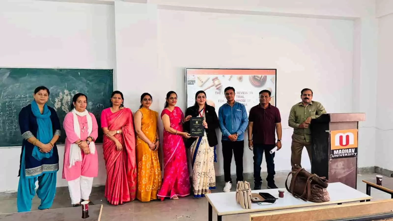 माधव विश्वविद्यालय के क्लासरूम में अपूर्वा वत्स को पीएचडी डिग्री सौंपते हुए शिक्षक और उपस्थित अन्य शोधकर्ता। माधव विश्वविद्यालय के क्लासरूम में अपूर्वा वत्स को पीएचडी डिग्री सौंपते हुए शिक्षक और उपस्थित अन्य शोधकर्ता।