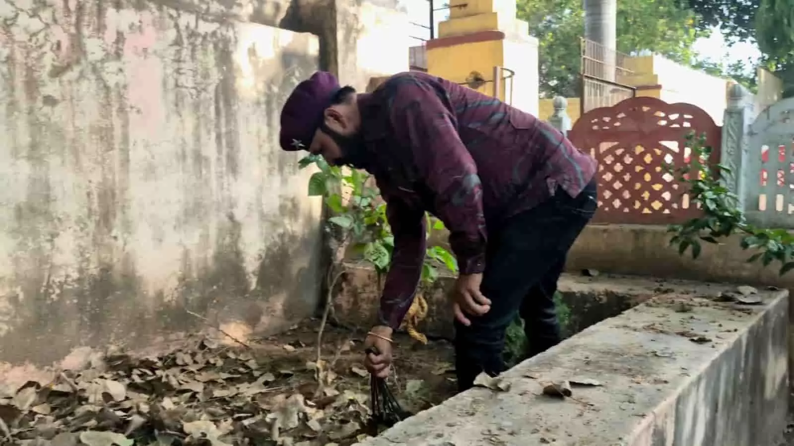 कोटा के आवासन मंडल स्कूल में कल्याणी वाटिका की सफाई करते स्काउट गाइड के छात्र।