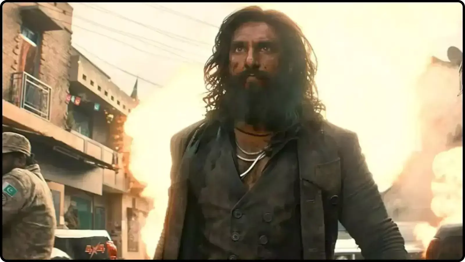 फिल्म धुरंधर 2 का दृश्य जिसमें रणवीर सिंह मलबे और आग के सामने खड़े होकर अभिनय कर रहे हैं। फिल्म धुरंधर 2 का दृश्य जिसमें रणवीर सिंह मलबे और आग के सामने खड़े होकर अभिनय कर रहे हैं।