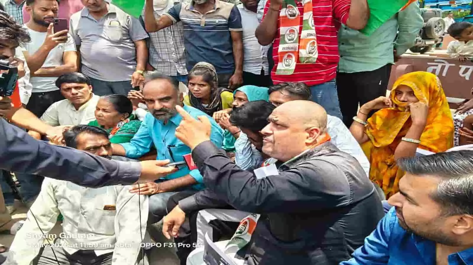 कोटा मेडिकल कॉलेज के बाहर प्रसूता की मौत पर धरना देते कांग्रेस नेता और कार्यकर्ता।