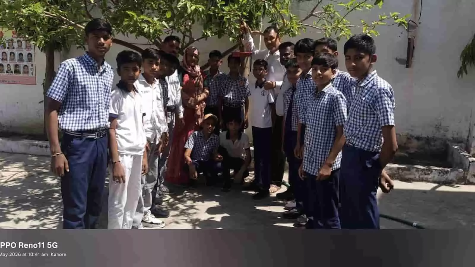 कानोड के तुलसी अमृत विद्यालय परिसर में पेड़ पर परिंडा बांधते हुए स्कूली छात्र और शिक्षक। कानोड के तुलसी अमृत विद्यालय परिसर में पेड़ पर परिंडा बांधते हुए स्कूली छात्र और शिक्षक।