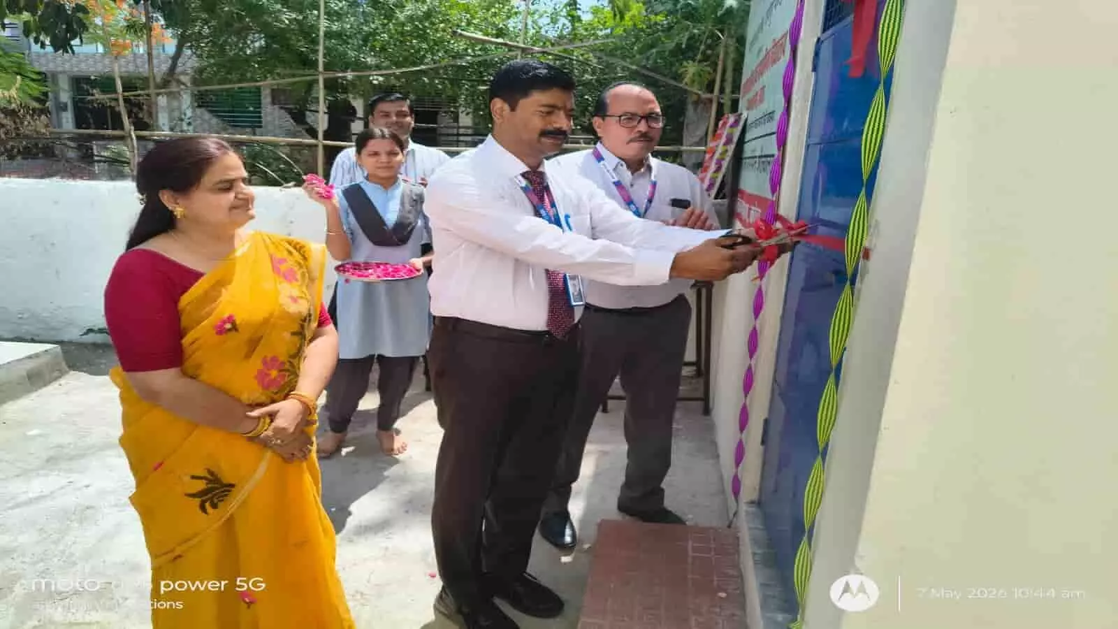 कोटा के विनोबा भावे नगर स्कूल में फीता काटकर विकास कार्यों का उद्घाटन करते एसबीआई डीजीएम कल्याण गजवेल्लि।