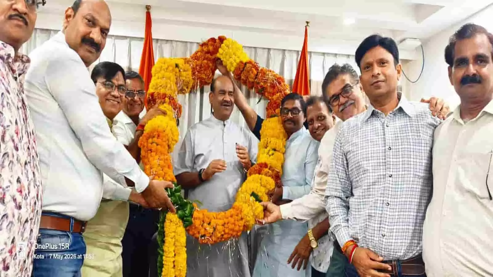 कोटा में श्री थोक सर्राफा व्यवसायिक संघ के सदस्य लोकसभा अध्यक्ष ओम बिरला का माल्यार्पण कर स्वागत करते हुए।