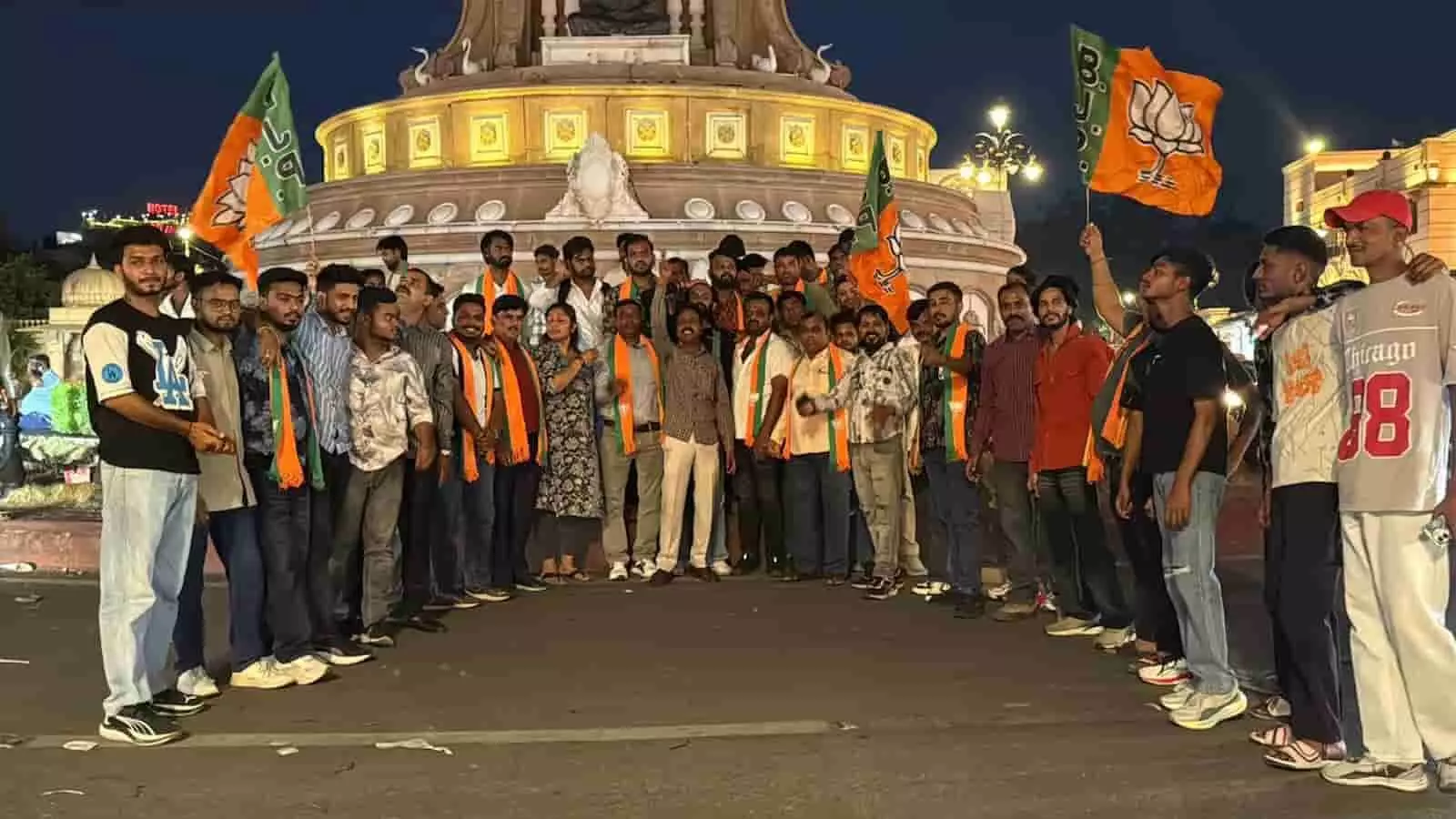 कोटा के स्वामी विवेकानंद सर्कल पर भाजपा के झंडे लेकर जीत का जश्न मनाते कार्यकर्ता।