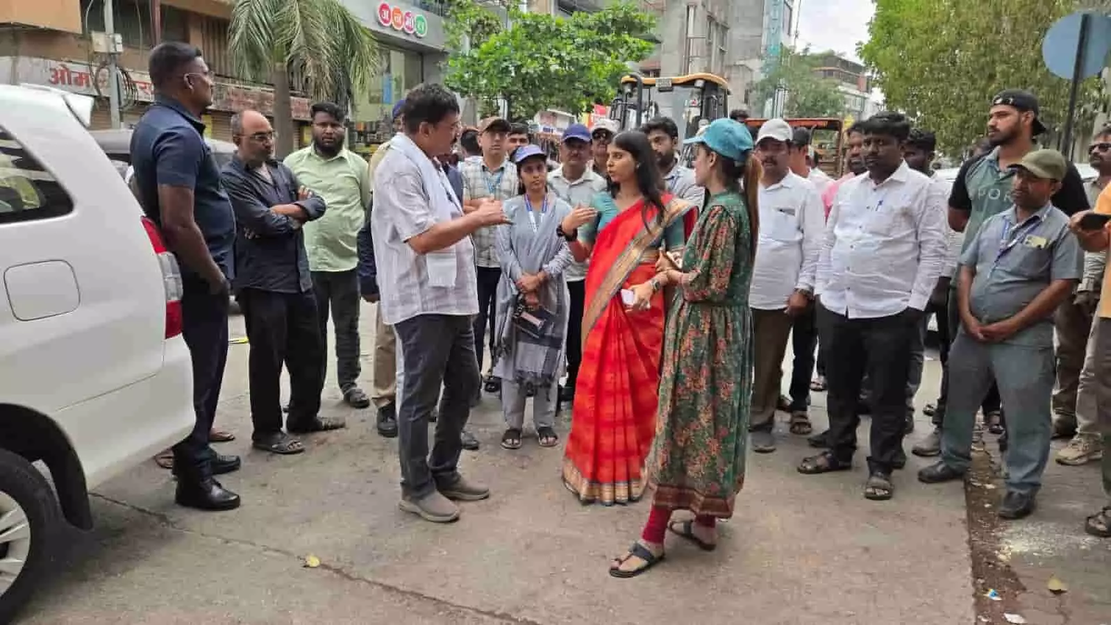 लातूर के गंजगोलाई में अतिक्रमण हटाने की कार्रवाई का निरीक्षण करतीं महानगरपालिका आयुक्त मानसी मीना और प्रशासनिक दल। लातूर के गंजगोलाई में अतिक्रमण हटाने की कार्रवाई का निरीक्षण करतीं महानगरपालिका आयुक्त मानसी मीना और प्रशासनिक दल।