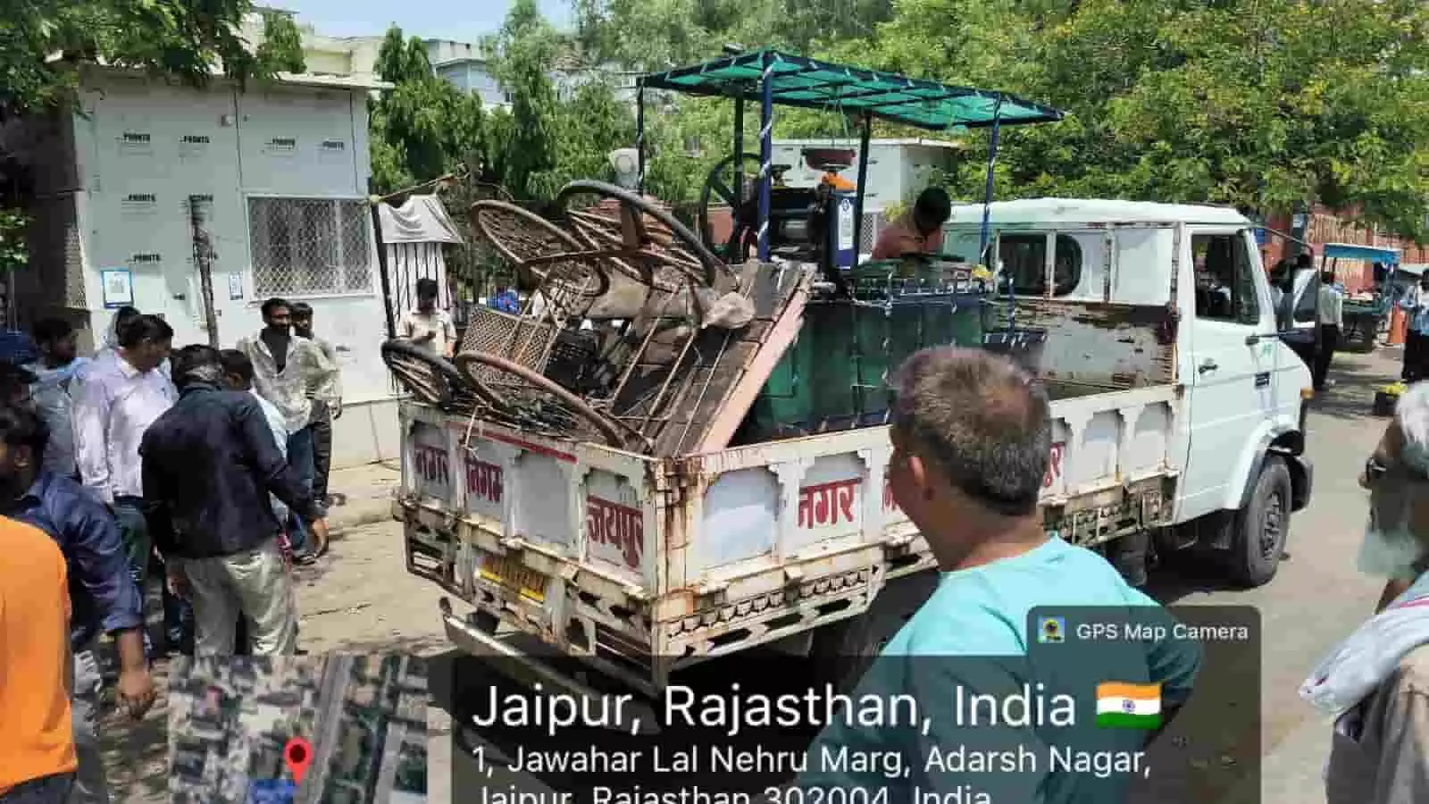 जयपुर में नगर निगम टीम द्वारा सड़क किनारे से अस्थाई अतिक्रमण हटाकर सामान जब्त करने की कार्रवाई। जयपुर में नगर निगम टीम द्वारा सड़क किनारे से अस्थाई अतिक्रमण हटाकर सामान जब्त करने की कार्रवाई।