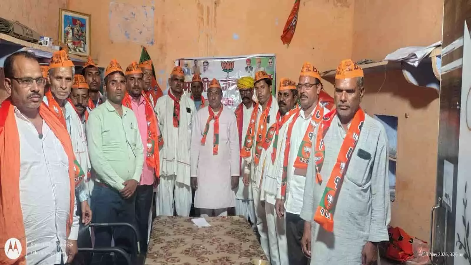 बयाना में भाजपा कैला देवी मंडल की बैठक के दौरान भगवा पटका पहने मौजूद पार्टी पदाधिकारी और कार्यकर्ता। बयाना में भाजपा कैला देवी मंडल की बैठक के दौरान भगवा पटका पहने मौजूद पार्टी पदाधिकारी और कार्यकर्ता।