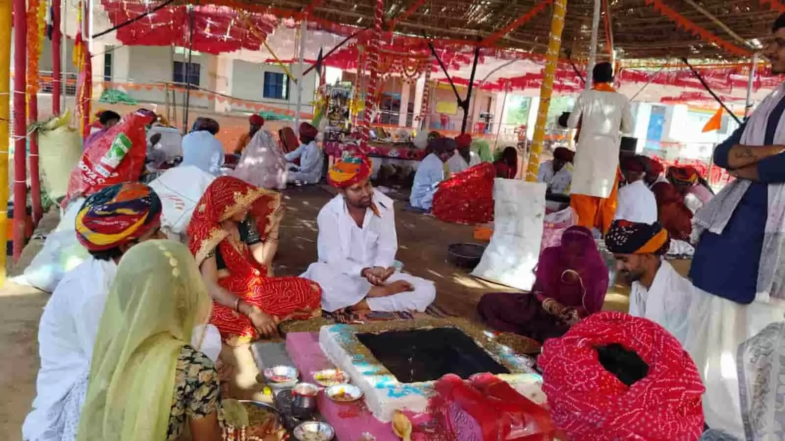 कल्याणपुरा में यज्ञशाला के भीतर हवन कुंड के पास बैठे श्रद्धालु और अनुष्ठान करते पंडित। कल्याणपुरा में यज्ञशाला के भीतर हवन कुंड के पास बैठे श्रद्धालु और अनुष्ठान करते पंडित।