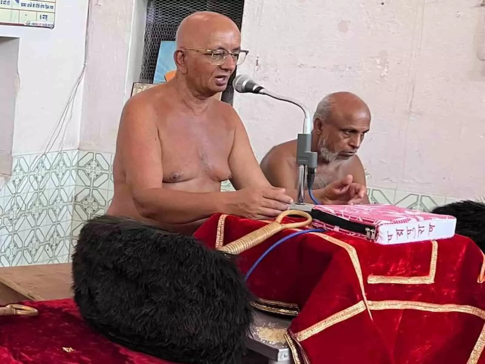बेगूं के शहर मंदिर में धर्मसभा को संबोधित करते आचार्य श्री आर्जव सागर जी महाराज और उपस्थित श्रद्धालु। बेगूं के शहर मंदिर में धर्मसभा को संबोधित करते आचार्य श्री आर्जव सागर जी महाराज और उपस्थित श्रद्धालु।
