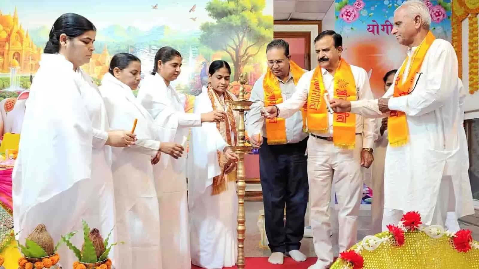 जयपुर के पीस पैलेस में श्रीमद् भागवत गीता कार्यक्रम के दौरान दीप प्रज्वलित करते हुए मुख्य अतिथि और ब्रह्मा कुमारीज सदस्य। जयपुर के पीस पैलेस में श्रीमद् भागवत गीता कार्यक्रम के दौरान दीप प्रज्वलित करते हुए मुख्य अतिथि और ब्रह्मा कुमारीज सदस्य।