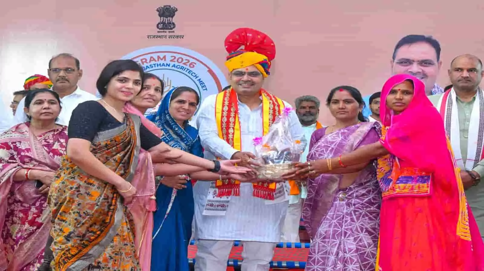 प्रतापगढ़ के बम्बोरी गांव में ग्रामीणों को संबोधित करते मुख्यमंत्री भजनलाल शर्मा और मंच पर बैठे अन्य नेता। प्रतापगढ़ के बम्बोरी गांव में ग्रामीणों को संबोधित करते मुख्यमंत्री भजनलाल शर्मा और मंच पर बैठे अन्य नेता।