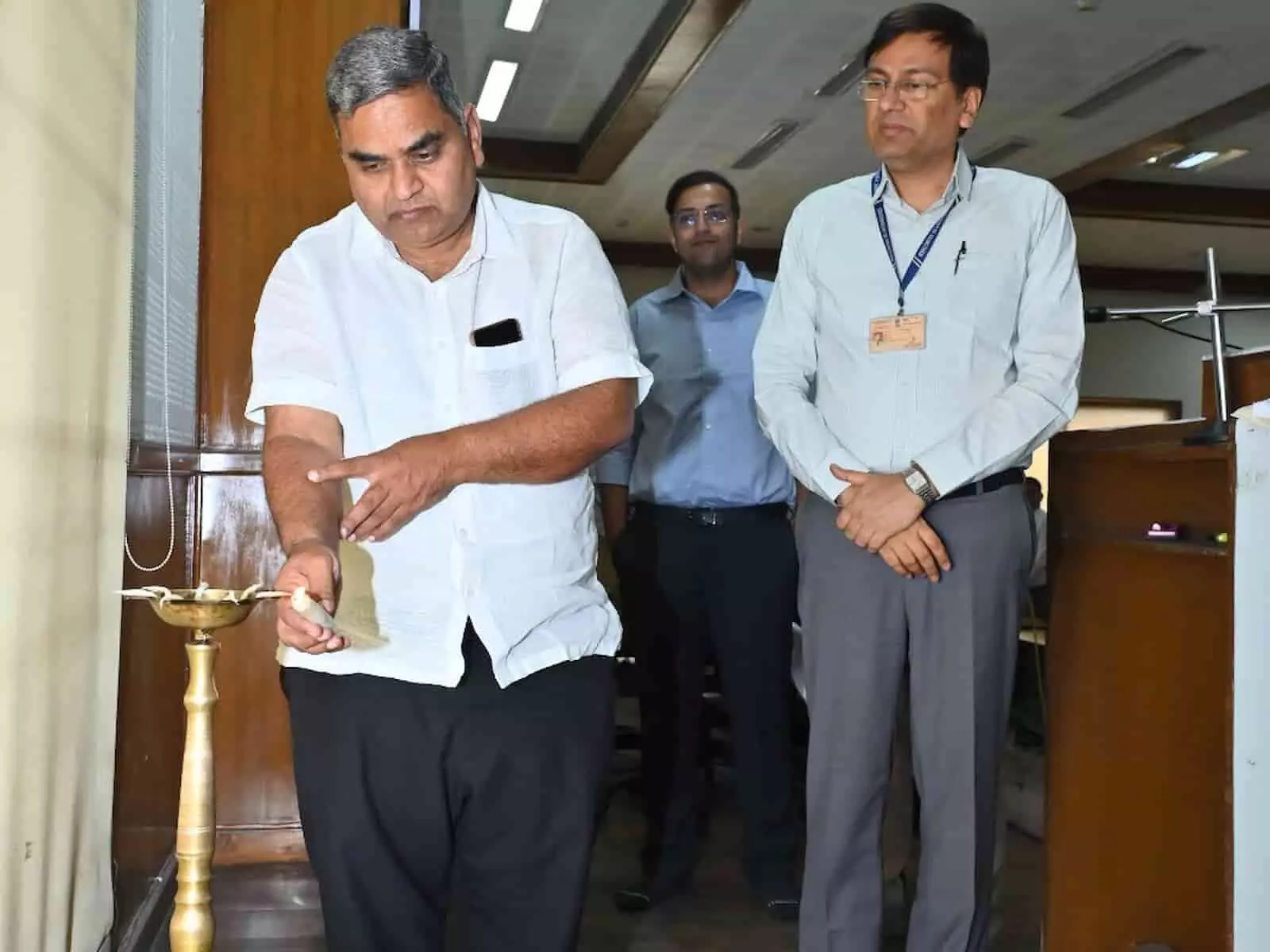 अपेक्स बैंक जयपुर में कार्यशाला के दौरान दीप प्रज्वलित करते सहकारिता मंत्री गौतम कुमार दक और अन्य अधिकारी। अपेक्स बैंक जयपुर में कार्यशाला के दौरान दीप प्रज्वलित करते सहकारिता मंत्री गौतम कुमार दक और अन्य अधिकारी।