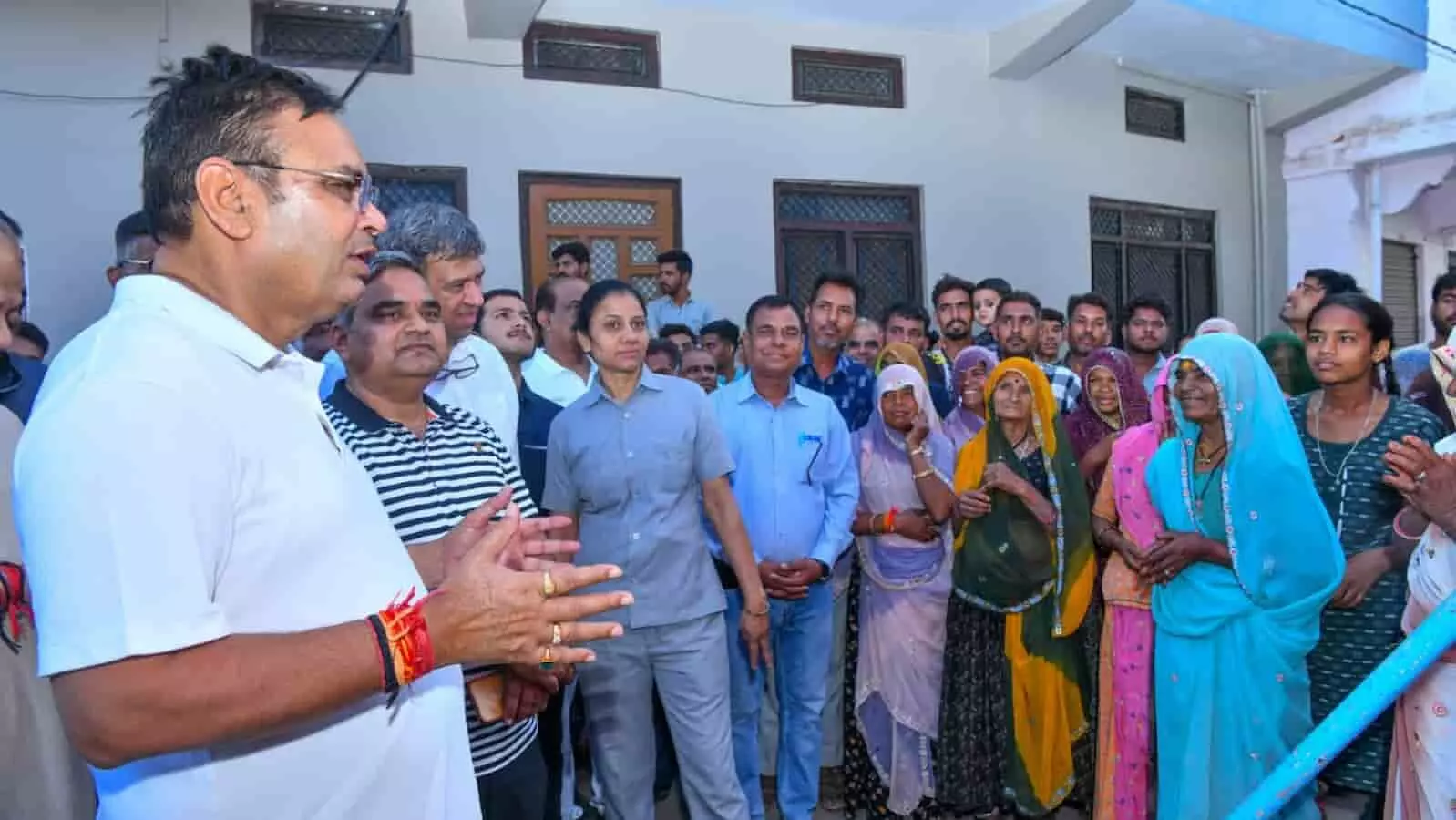बम्बोरी गांव में ग्रामीणों के बीच खड़े होकर संवाद करते मुख्यमंत्री भजनलाल शर्मा। बम्बोरी गांव में ग्रामीणों के बीच खड़े होकर संवाद करते मुख्यमंत्री भजनलाल शर्मा।