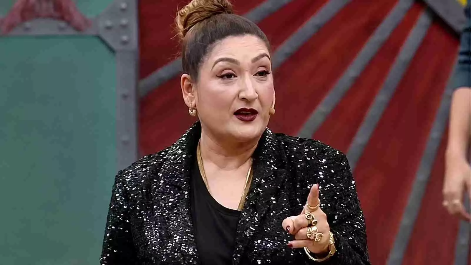 सुनीता आहूजा बातचीत के दौरान इशारा करती हुई। सुनीता आहूजा बातचीत के दौरान इशारा करती हुई।