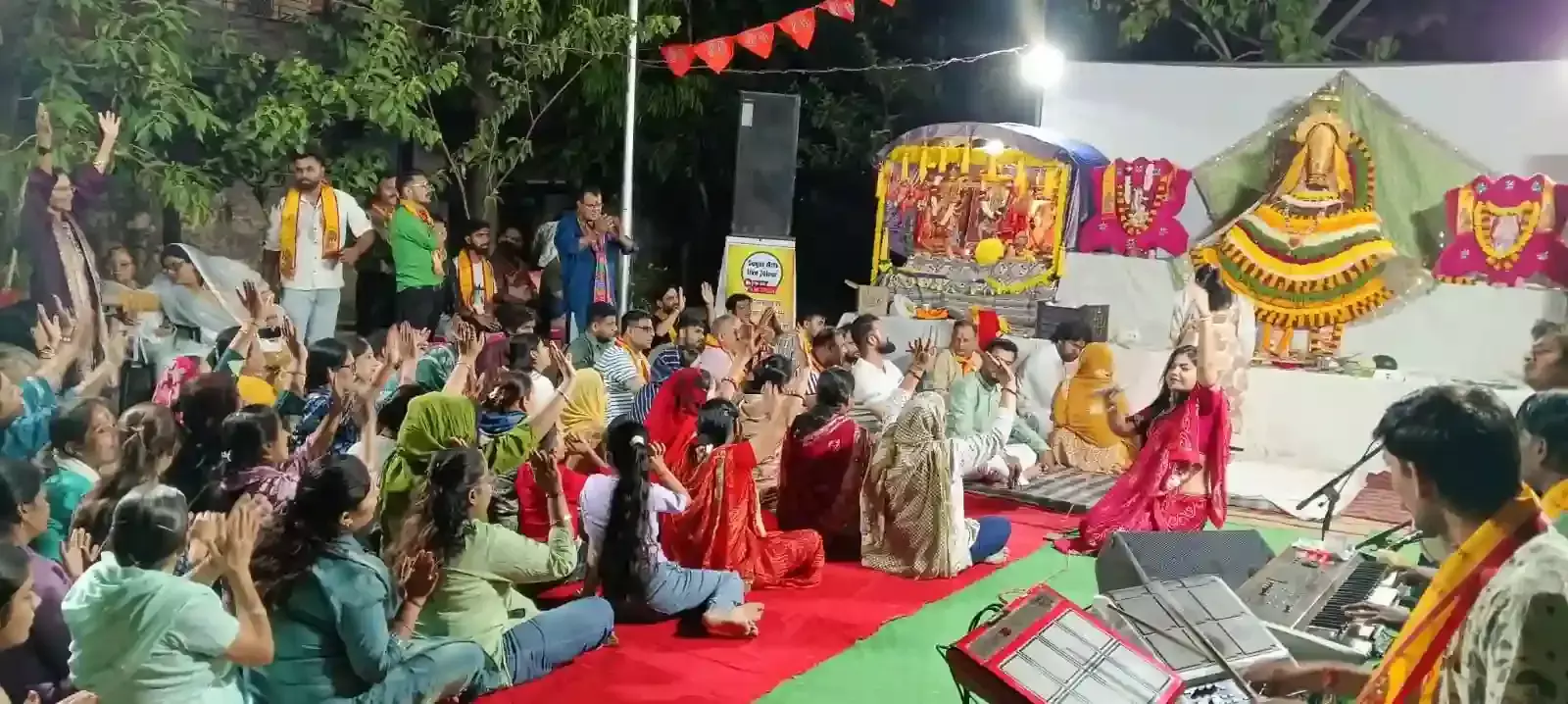 मां जगदम्बा मन्दिर जयपुर में श्री श्याम भजन संध्या के दौरान भजनों का आनंद लेते श्रद्धालु और भक्तगण। मां जगदम्बा मन्दिर जयपुर में श्री श्याम भजन संध्या के दौरान भजनों का आनंद लेते श्रद्धालु और भक्तगण।