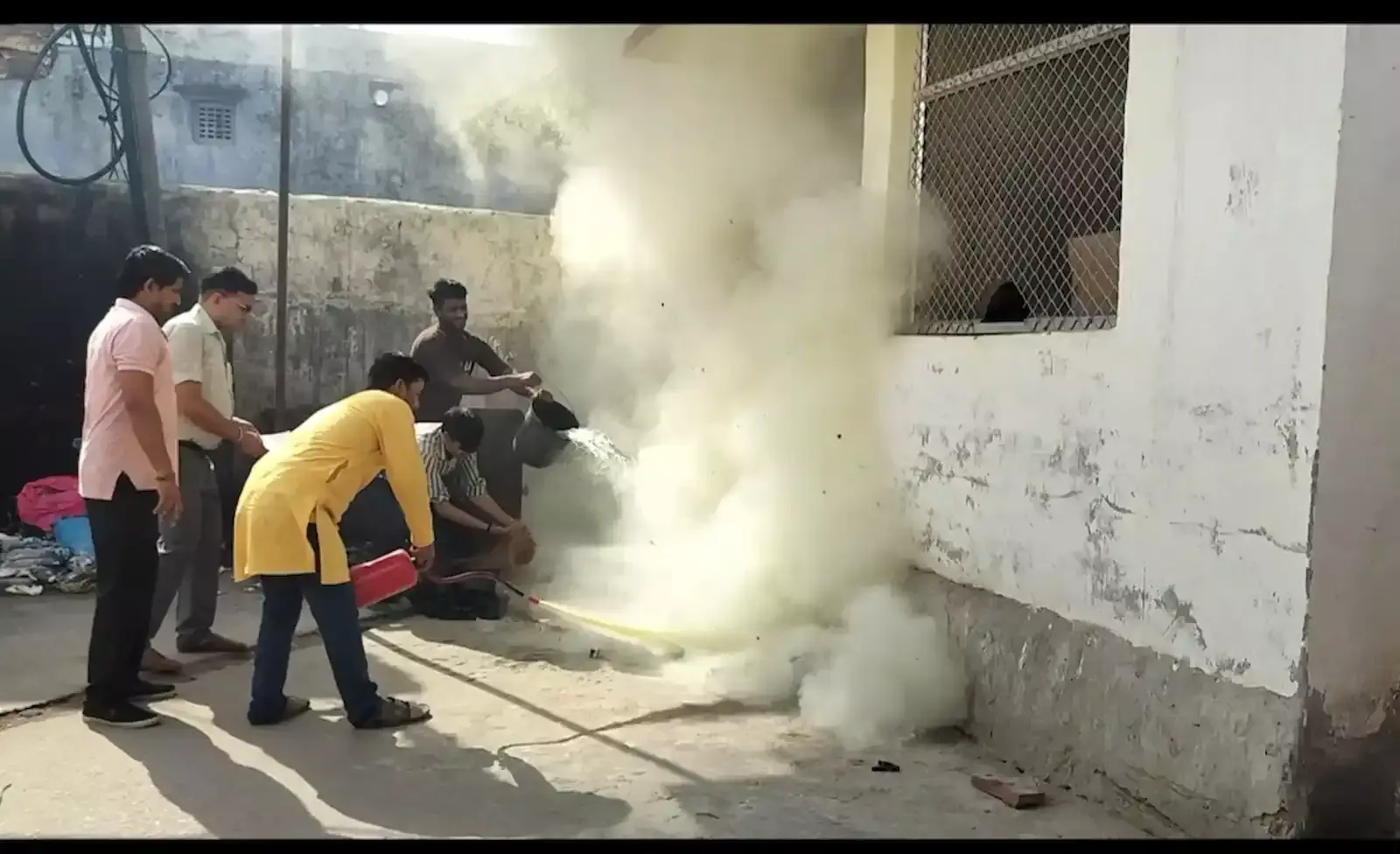 भुसावर सामुदायिक स्वास्थ्य केंद्र पर अग्निशमन यंत्रों का निरीक्षण करते स्वास्थ्य अधिकारी और उपस्थित चिकित्सा कर्मचारी। भुसावर सामुदायिक स्वास्थ्य केंद्र पर अग्निशमन यंत्रों का निरीक्षण करते स्वास्थ्य अधिकारी और उपस्थित चिकित्सा कर्मचारी।