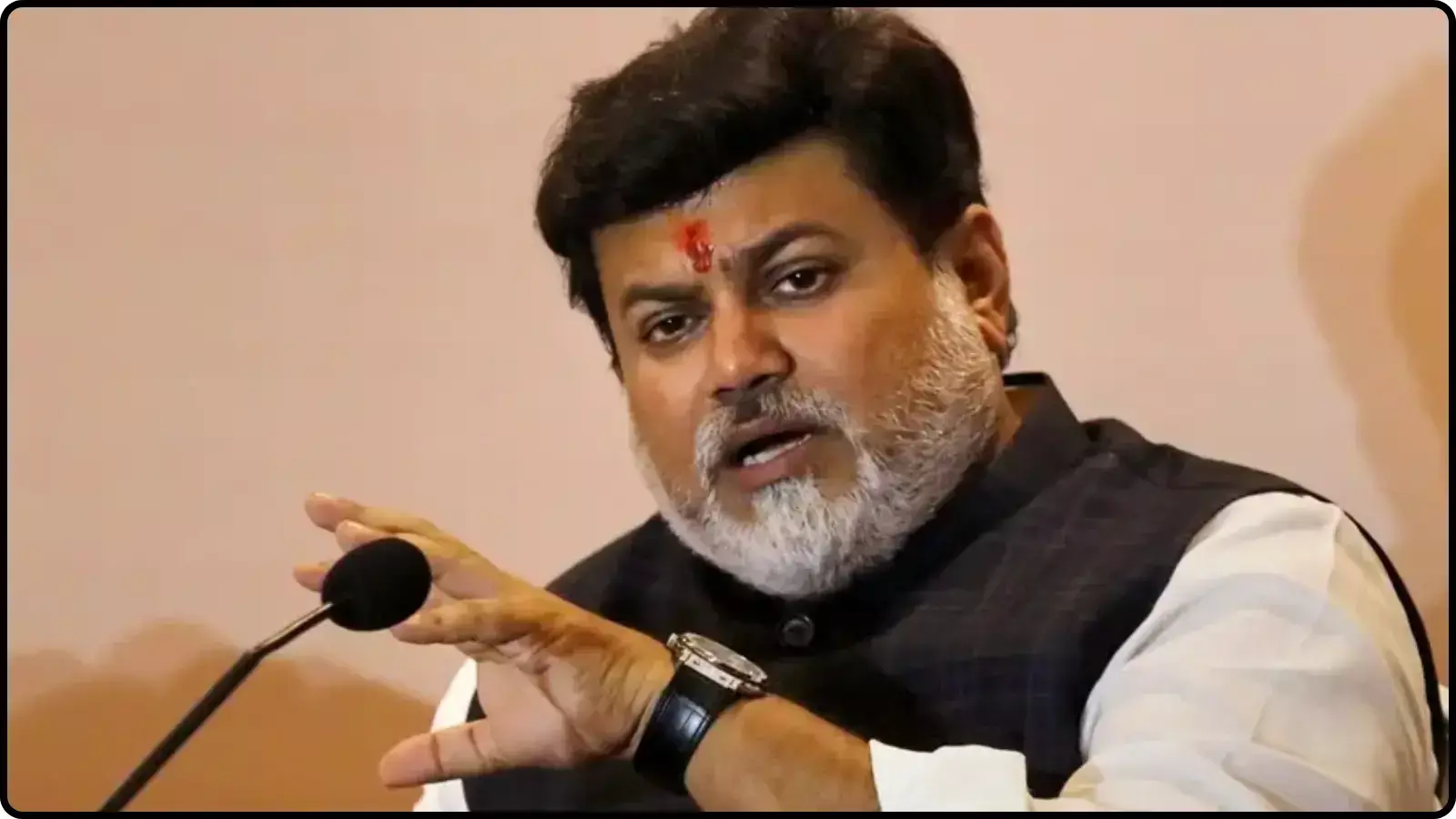 माइक के सामने हाथ से इशारा करते हुए महाराष्ट्र के मंत्री उदय सामंत मुंबई में बोलते हुए। माइक के सामने हाथ से इशारा करते हुए महाराष्ट्र के मंत्री उदय सामंत मुंबई में बोलते हुए।