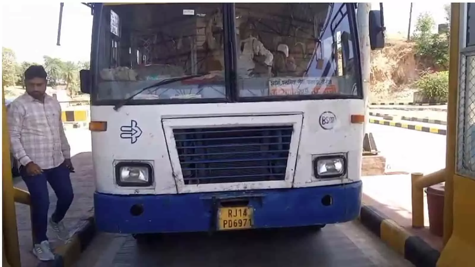 करेल टोल प्लाजा पर सेंसर खराब होने से रुकी हुई राजस्थान रोडवेज की बस का दृश्य।