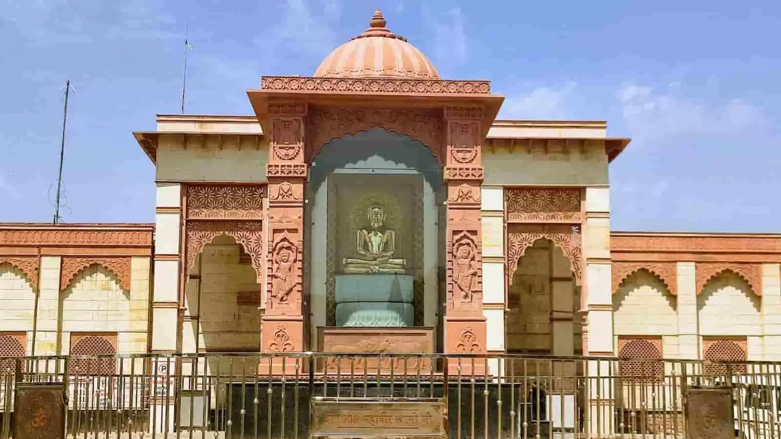 करौली के श्री महावीर जी रेलवे स्टेशन पर गुलाबी पत्थर की छतरी के नीचे स्थापित भगवान महावीर की पद्मासन प्रतिमा। करौली के श्री महावीर जी रेलवे स्टेशन पर गुलाबी पत्थर की छतरी के नीचे स्थापित भगवान महावीर की पद्मासन प्रतिमा।