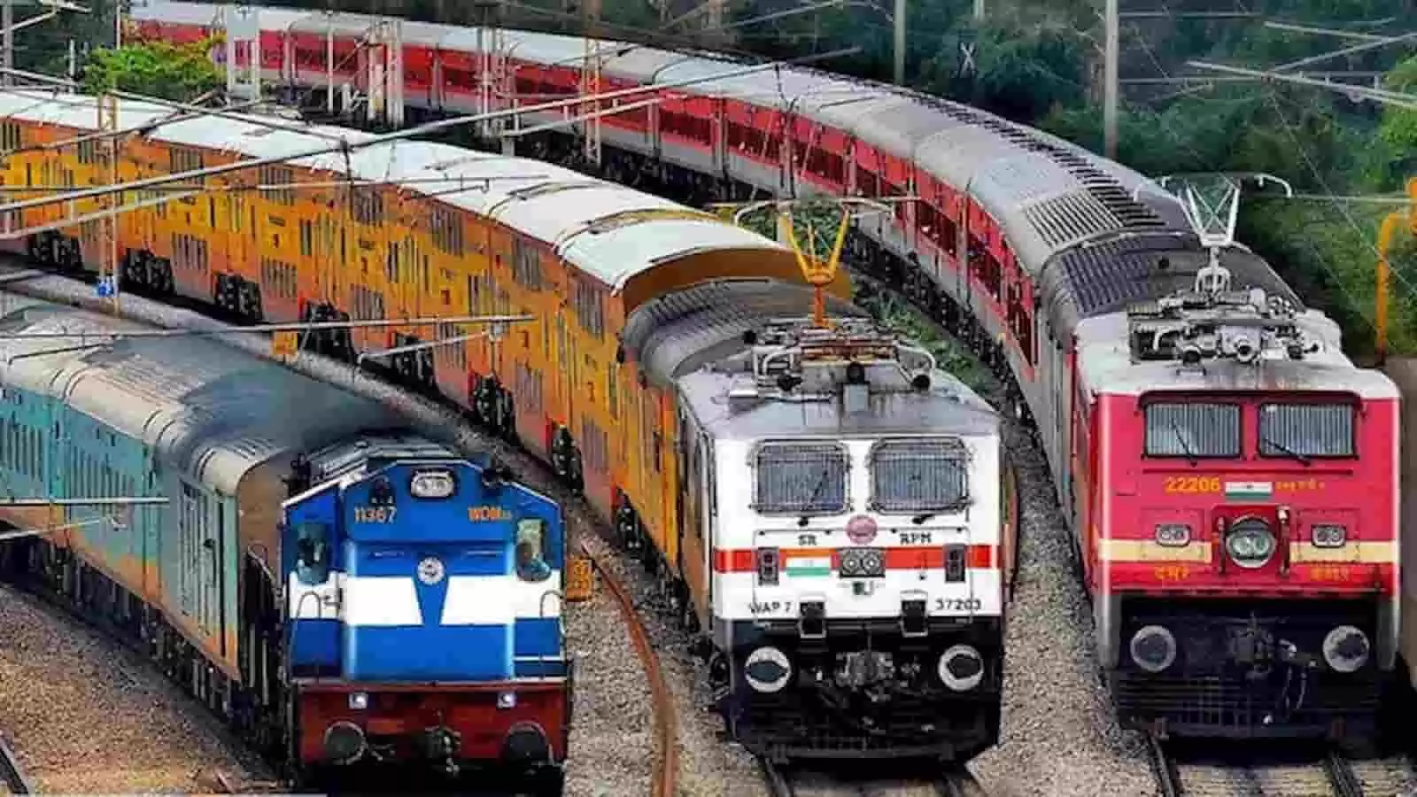 रेलवे ट्रैक पर खड़ी नीली और लाल रंग की भारतीय रेलगाड़ियाँ और उनके इंजन दिख रहे हैं। रेलवे ट्रैक पर खड़ी नीली और लाल रंग की भारतीय रेलगाड़ियाँ और उनके इंजन दिख रहे हैं।