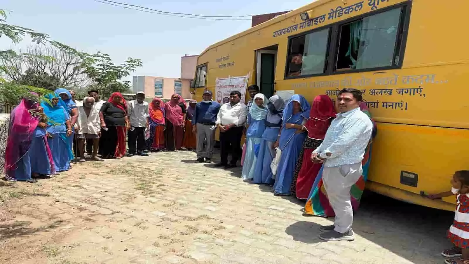 कोट किराना में मोबाइल मेडिकल वैन के बाहर खड़ी स्वास्थ्य विभाग की टीम और ग्रामीण टीबी जांच शिविर के दौरान। कोट किराना में मोबाइल मेडिकल वैन के बाहर खड़ी स्वास्थ्य विभाग की टीम और ग्रामीण टीबी जांच शिविर के दौरान।
