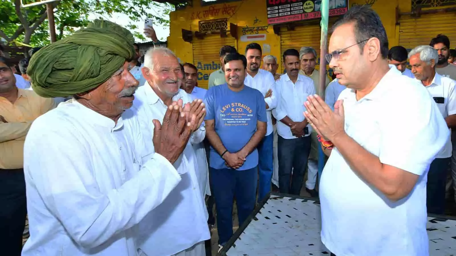 मुख्यमंत्री भजनलाल शर्मा सीकर के जाजोद गांव में हाथ जोड़कर बुजुर्ग ग्रामीणों का अभिवादन करते हुए। मुख्यमंत्री भजनलाल शर्मा सीकर के जाजोद गांव में हाथ जोड़कर बुजुर्ग ग्रामीणों का अभिवादन करते हुए।