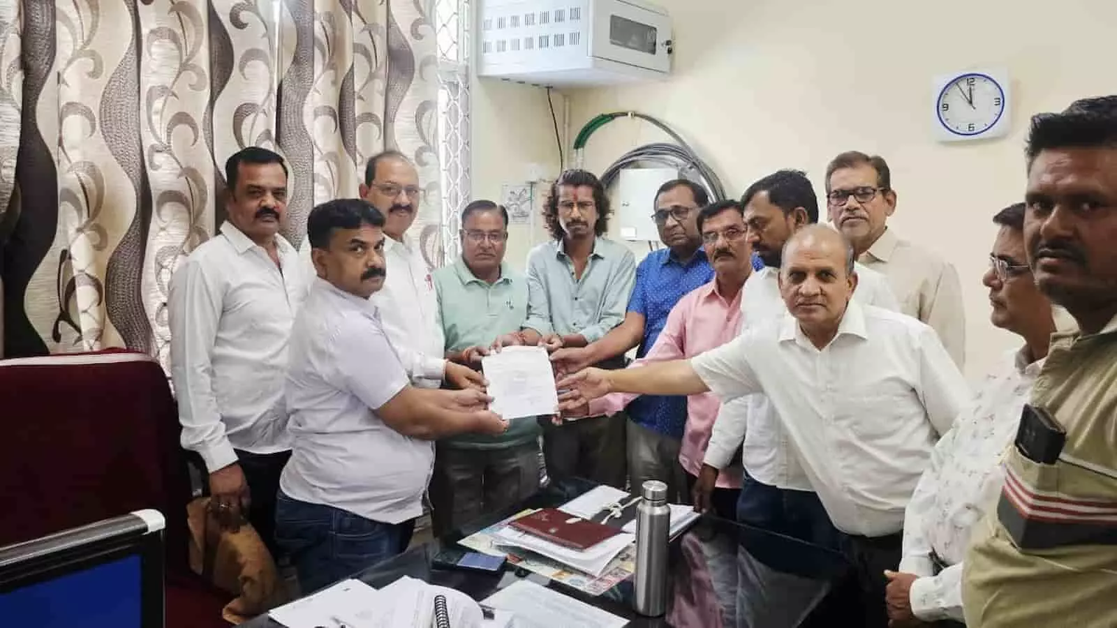 प्रतापगढ़ में आनंद कुमावत और समाज के पुरुष कार्यालय में ज्ञापन पत्र सौंपते हुए। प्रतापगढ़ में आनंद कुमावत और समाज के पुरुष कार्यालय में ज्ञापन पत्र सौंपते हुए।