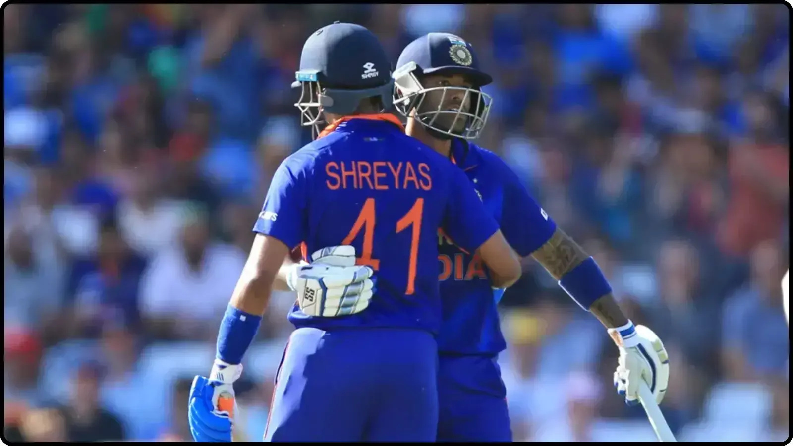 नीली जर्सी पहने क्रिकेटर श्रेयस अय्यर और सूर्यकुमार यादव क्रिकेट के मैदान पर साथ खड़े हैं। नीली जर्सी पहने क्रिकेटर श्रेयस अय्यर और सूर्यकुमार यादव क्रिकेट के मैदान पर साथ खड़े हैं।